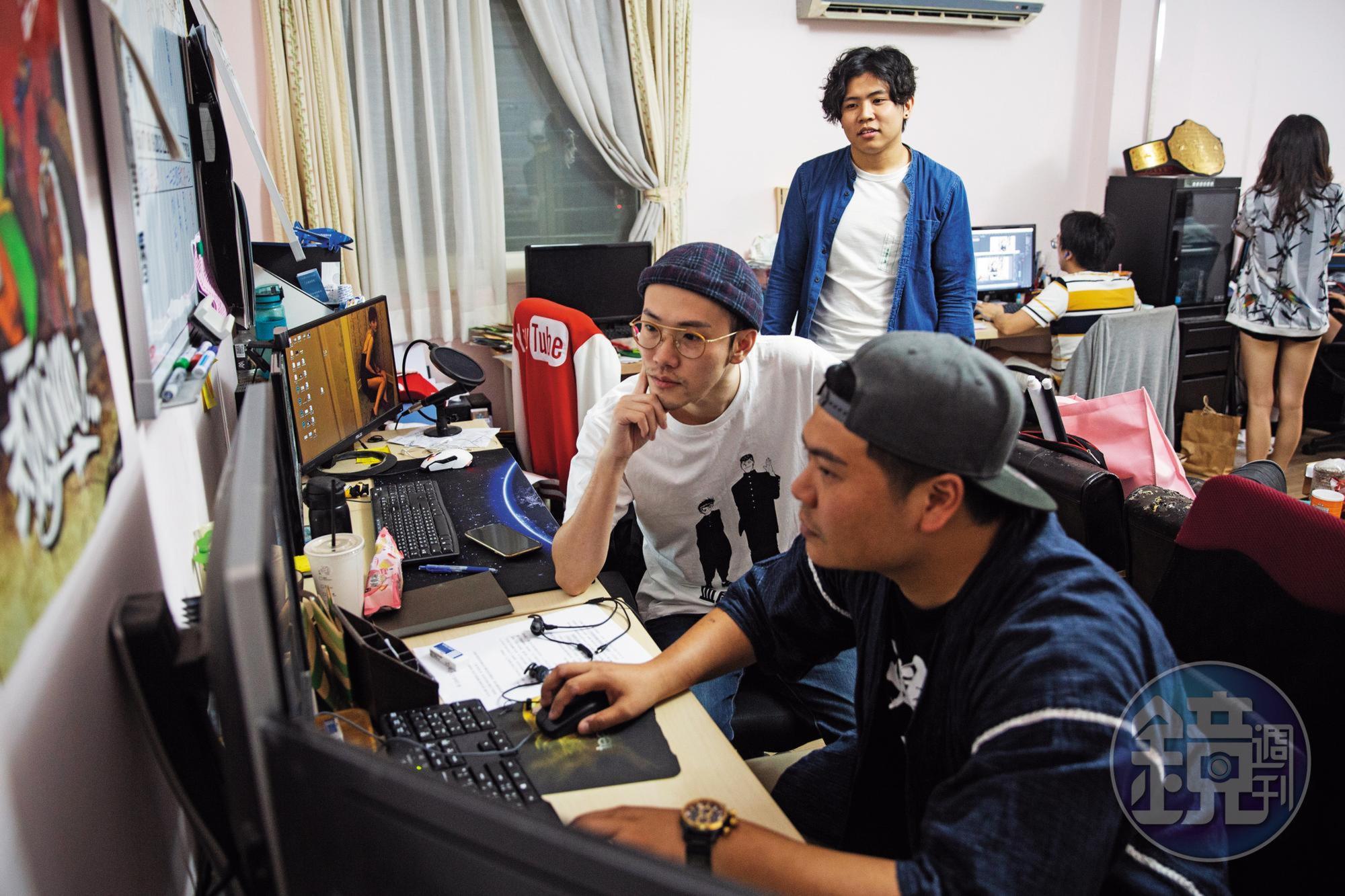 華森（中）和夥伴鐵牛（前）在辦公室剪片，他們2人也是「頑game」的常駐演員。