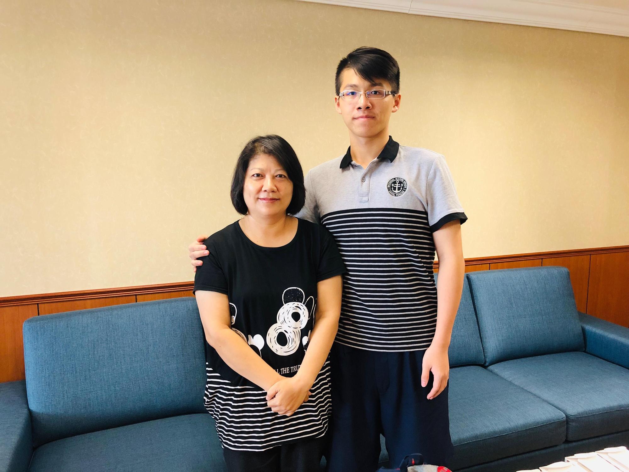 邱彤瑀在兒子陪伴下,現身分享丈夫器官捐贈的心路歷程。(高雄長庚提供)