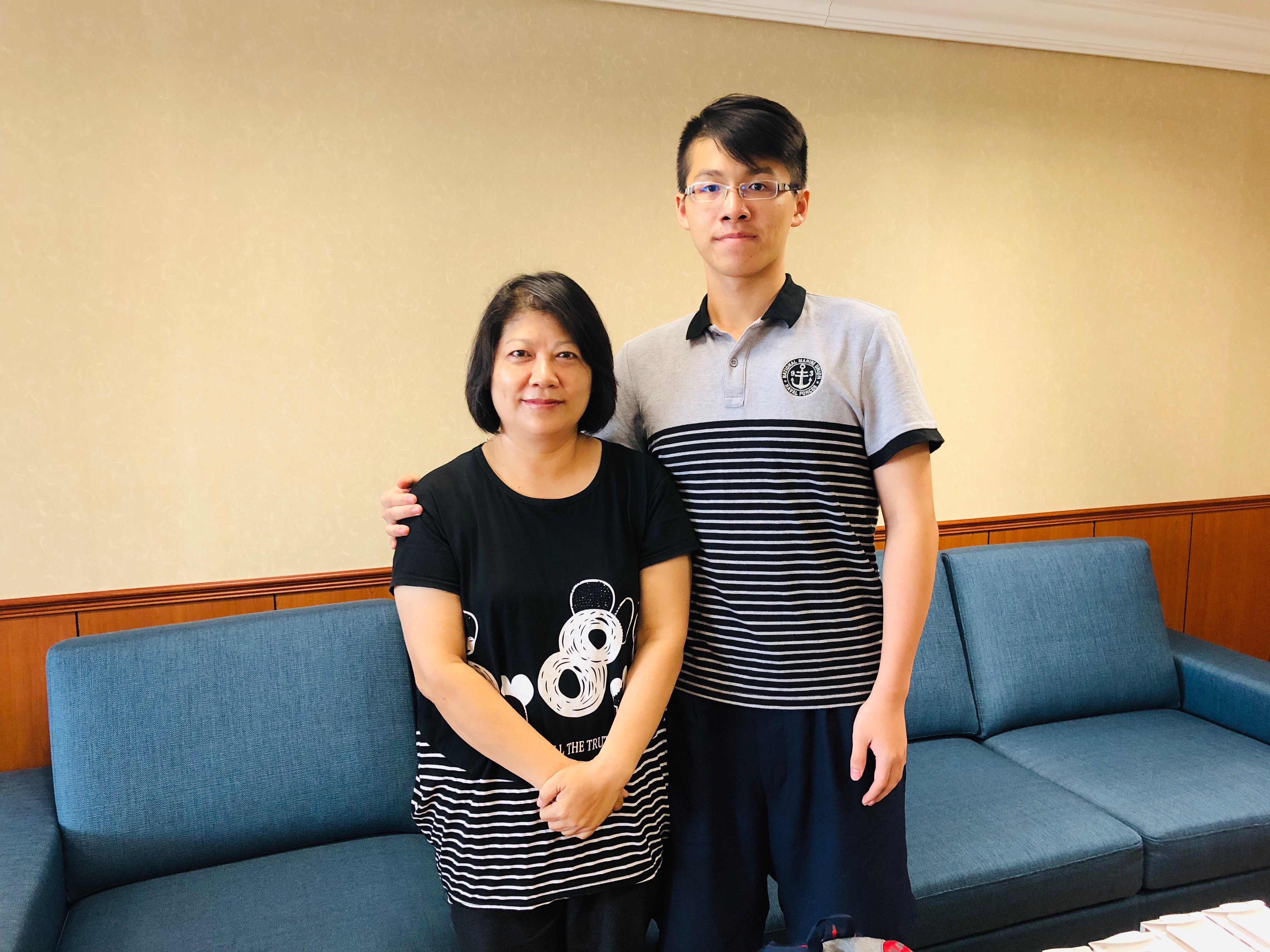 邱彤瑀在兒子陪伴下，現身分享丈夫器官捐贈的心路歷程。（高雄長庚提供）