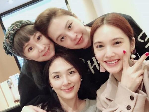 楊丞琳在內的「4 in Love」2000年以女子團體出道，正在當紅之際卻突然被解散。（翻攝自楊丞琳臉書）
