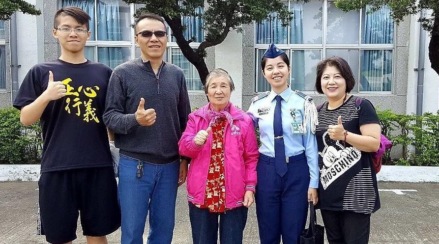 洪勝雄（左二）生前熱心助人，與家人關係緊密，在洪勝雄中風腦死後，太太邱彤瑀（右一）替他決定捐出器官，造福近20位病患。（高雄長庚提供）