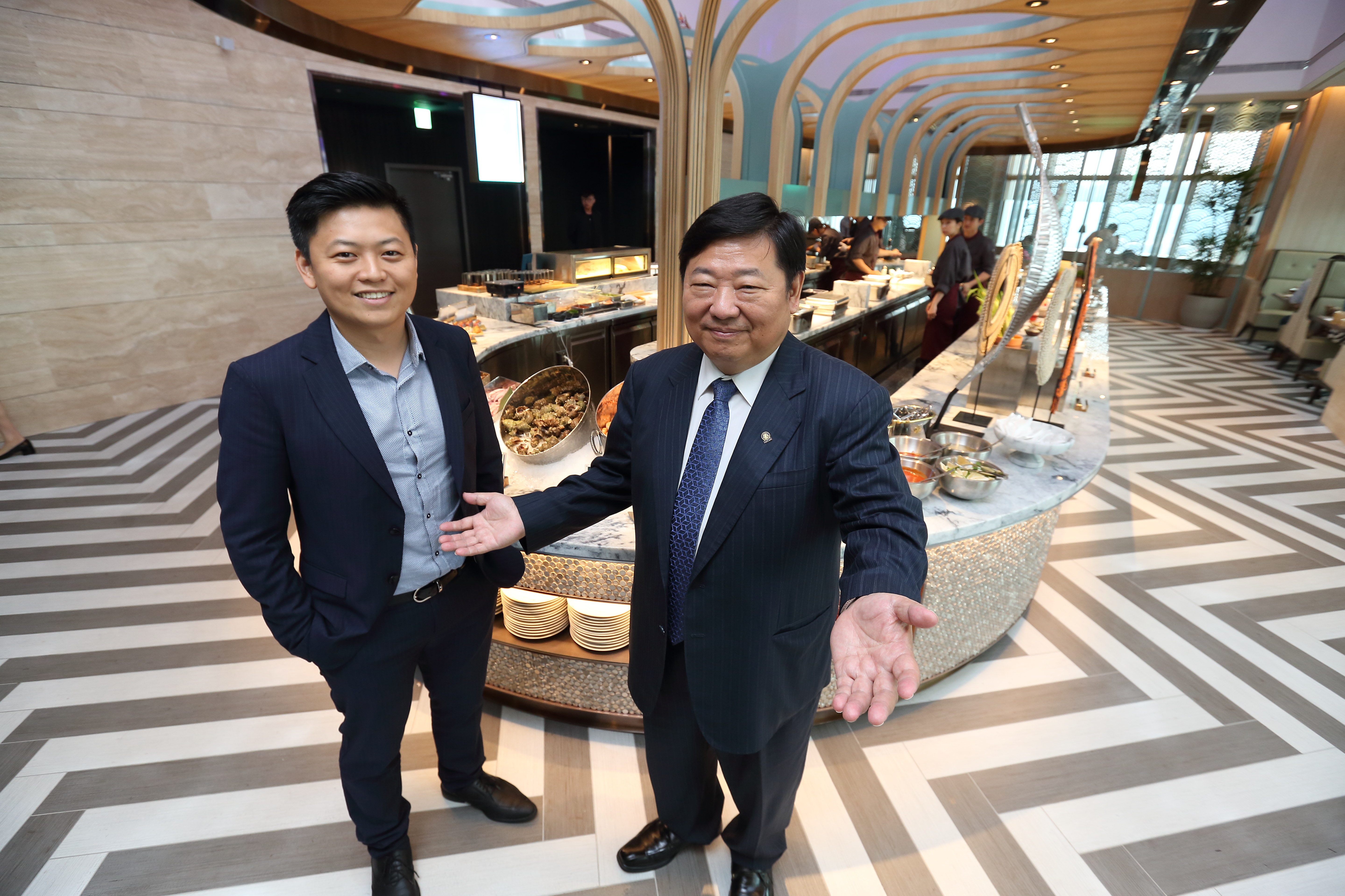 饗賓餐旅集團董事長陳啟昌（右）與總經理陳毅航（左）對經營管理想法多元，使集團不斷成長創新局。