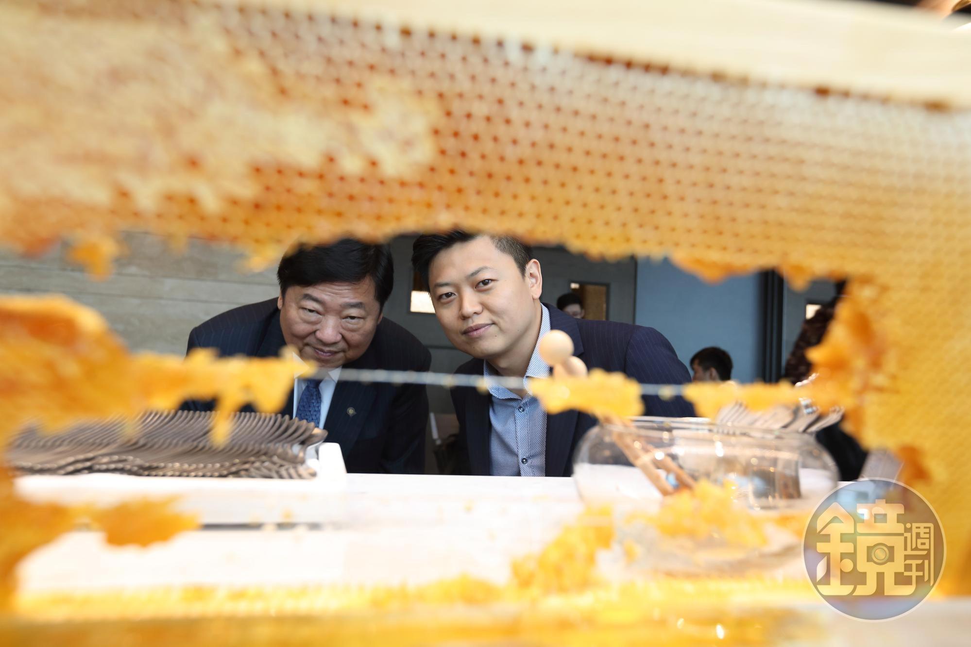 饗賓餐旅集團董事長陳啟昌(左)與總經理陳毅航(右)父子聯手,提升餐飲品質與環境,不排除走向IPO之路。