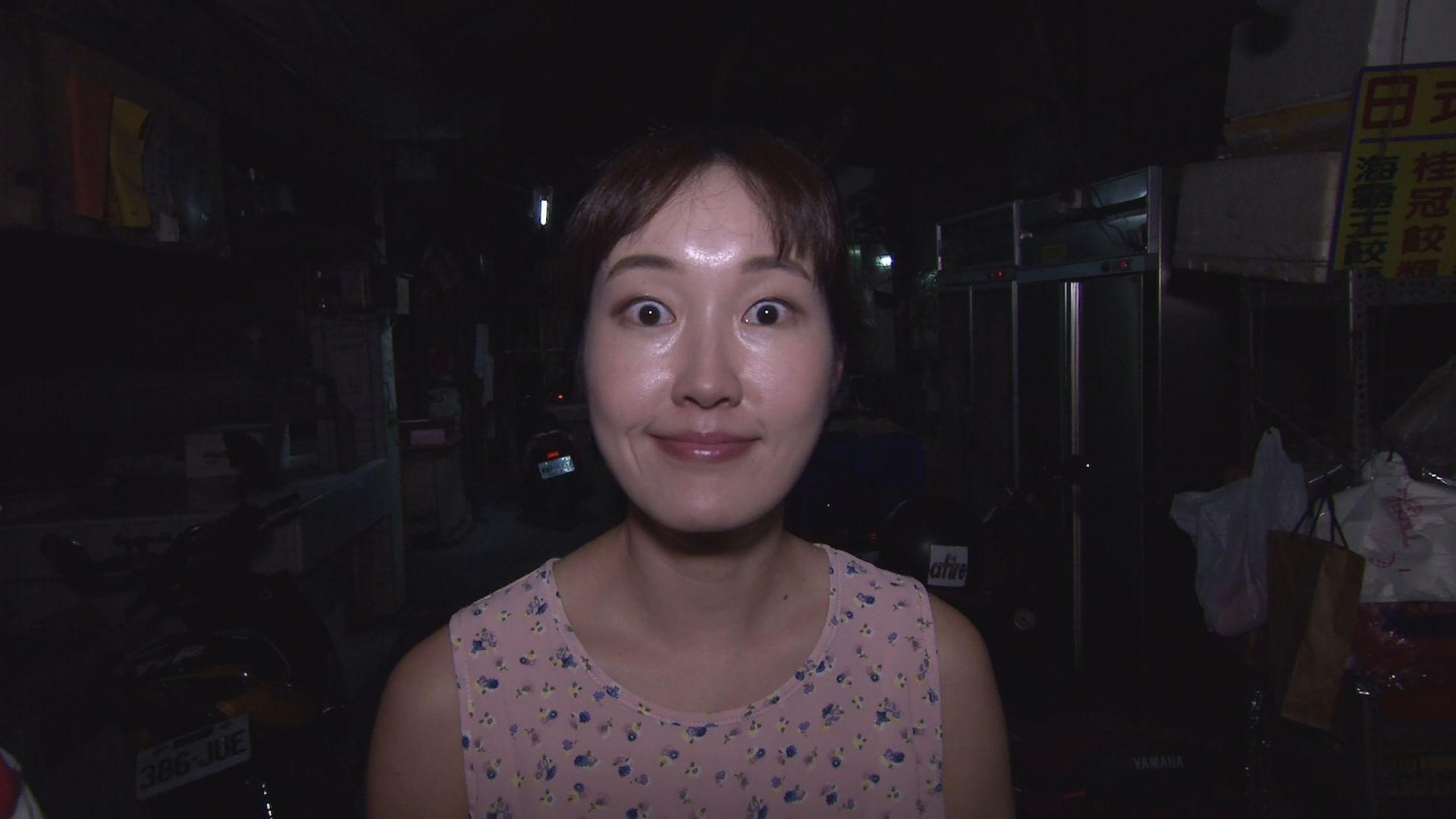 巴鈺睜著大眼睛在深夜頗有驚悚效果,竟嚇到郭彥均。 (中天提供)