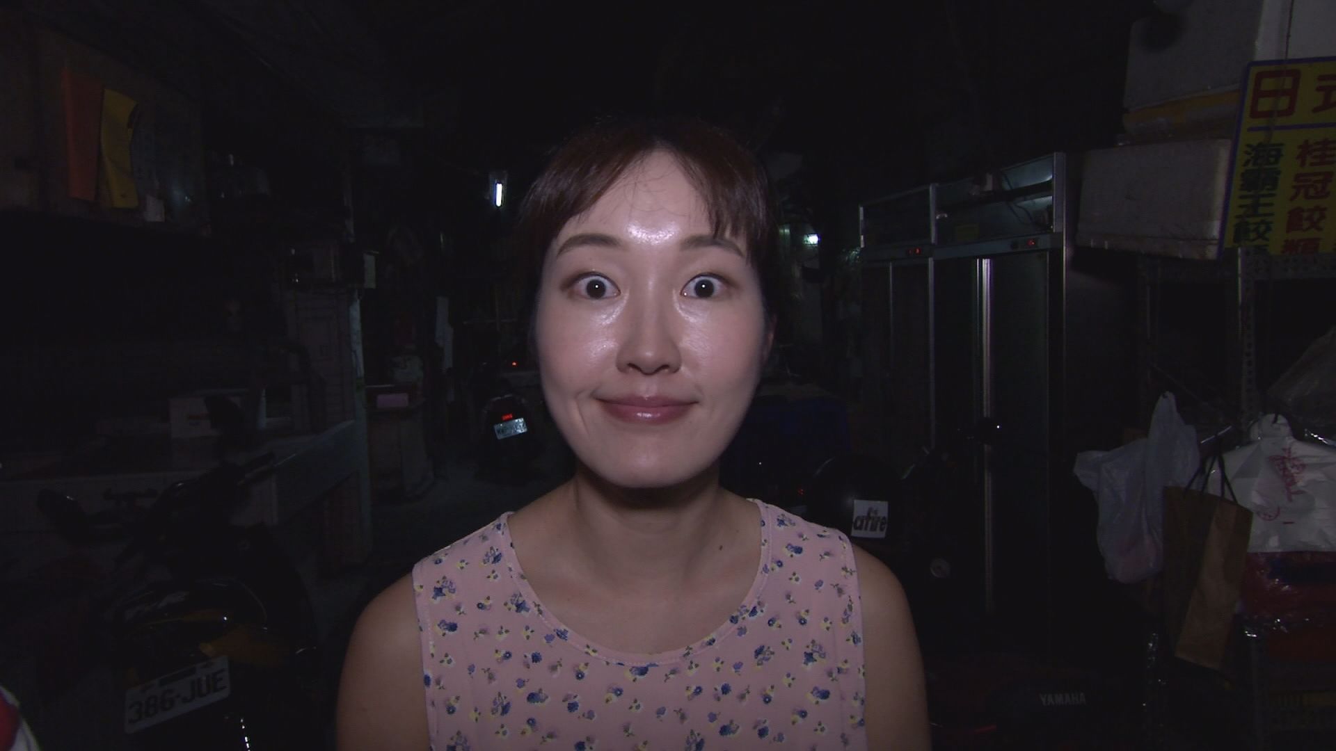 巴鈺睜著大眼睛在深夜頗有驚悚效果，竟嚇到郭彥均。 （中天提供）