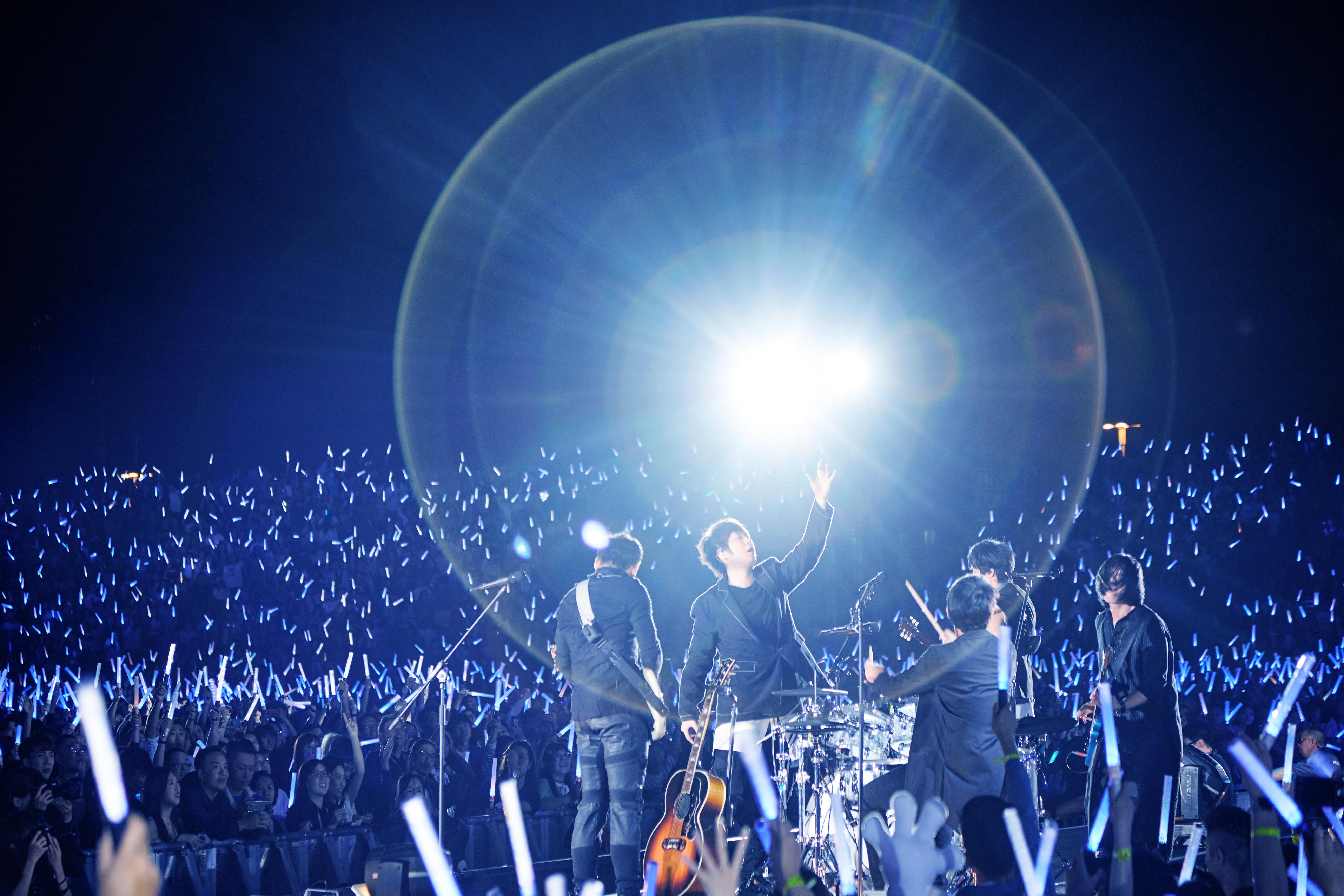  五月天香港迪士尼開唱，找回50年前剛出道的初心。 （相信音樂提供）