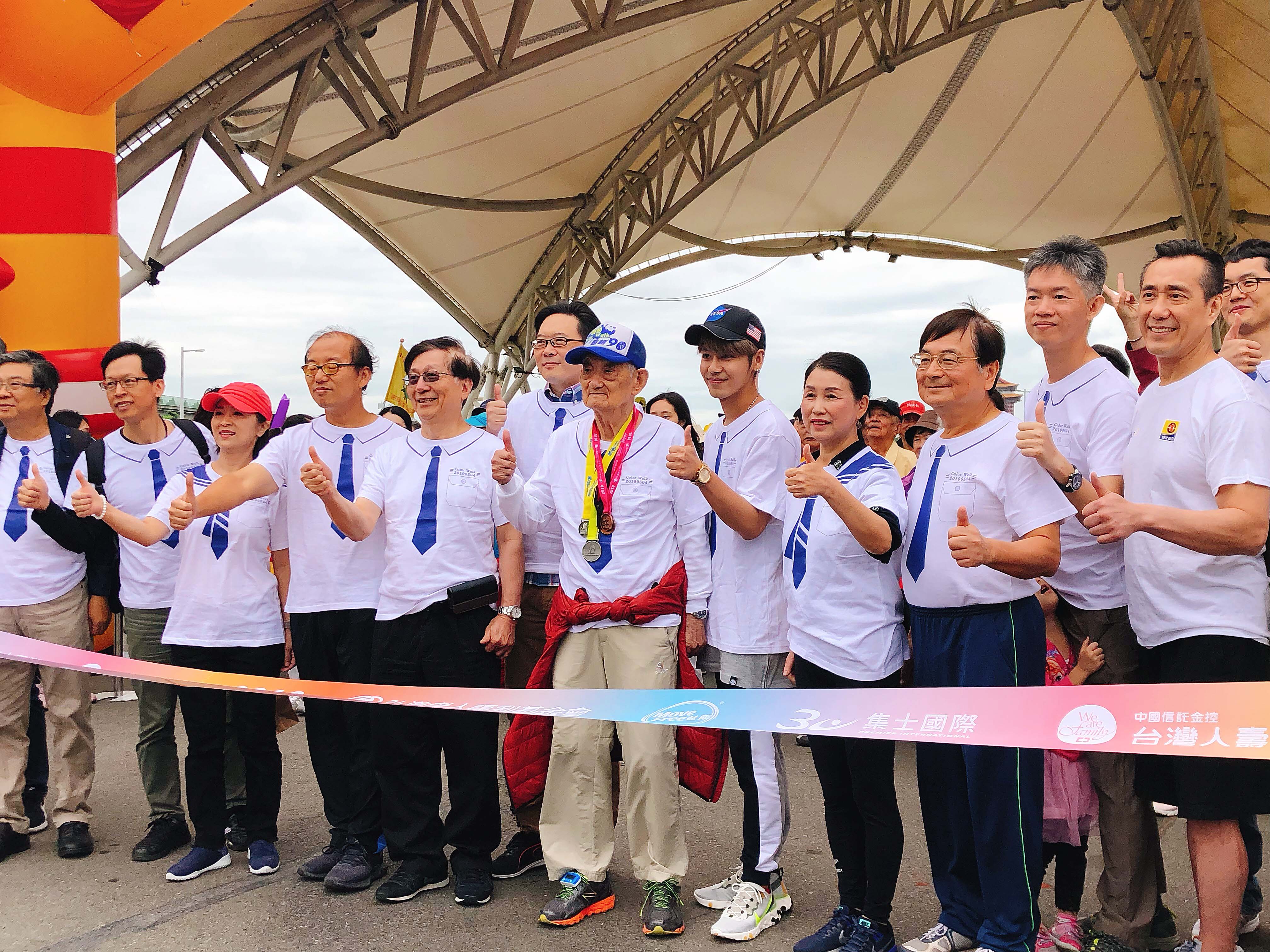 鼓鼓呂思緯特別早起晨運，陪著一大群長輩健走。 （相信音樂提供）