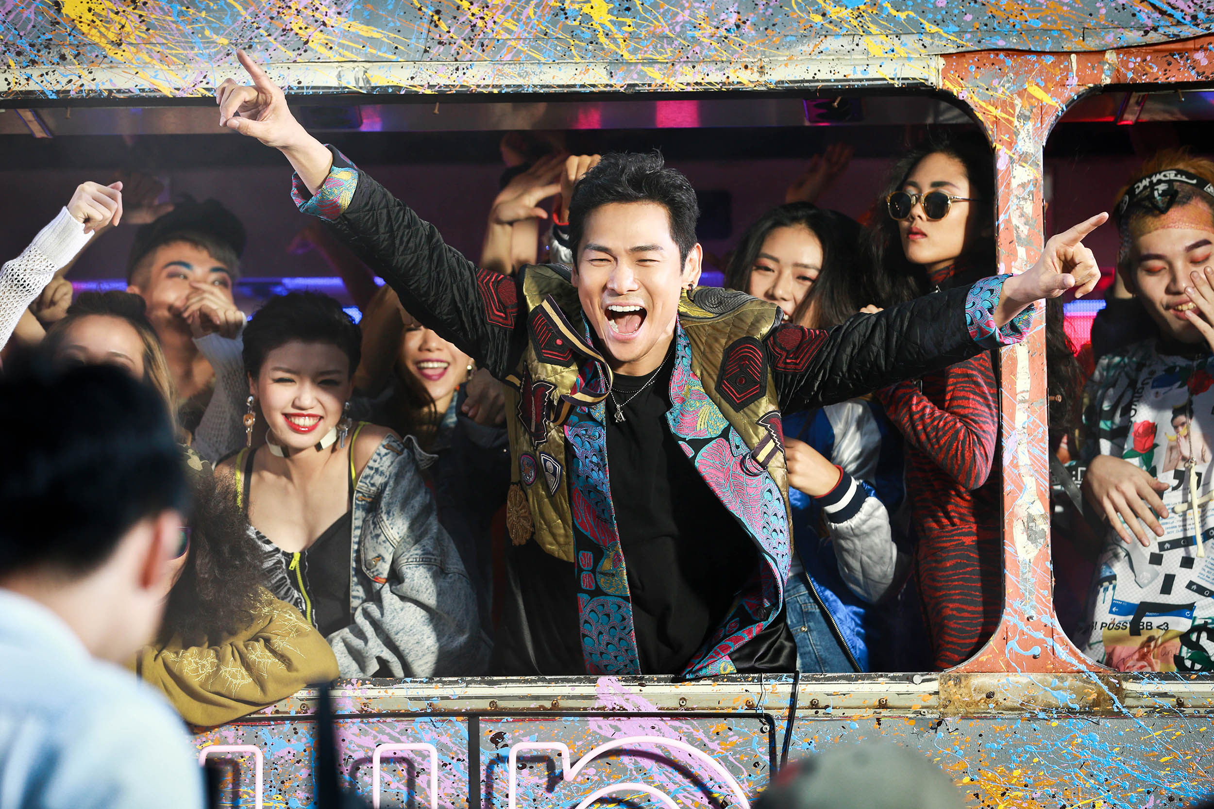 在導演比爾賈掌鏡下,MV找來大批舞者跟杜德偉入鏡同樂。 (杜德偉工作室提供)