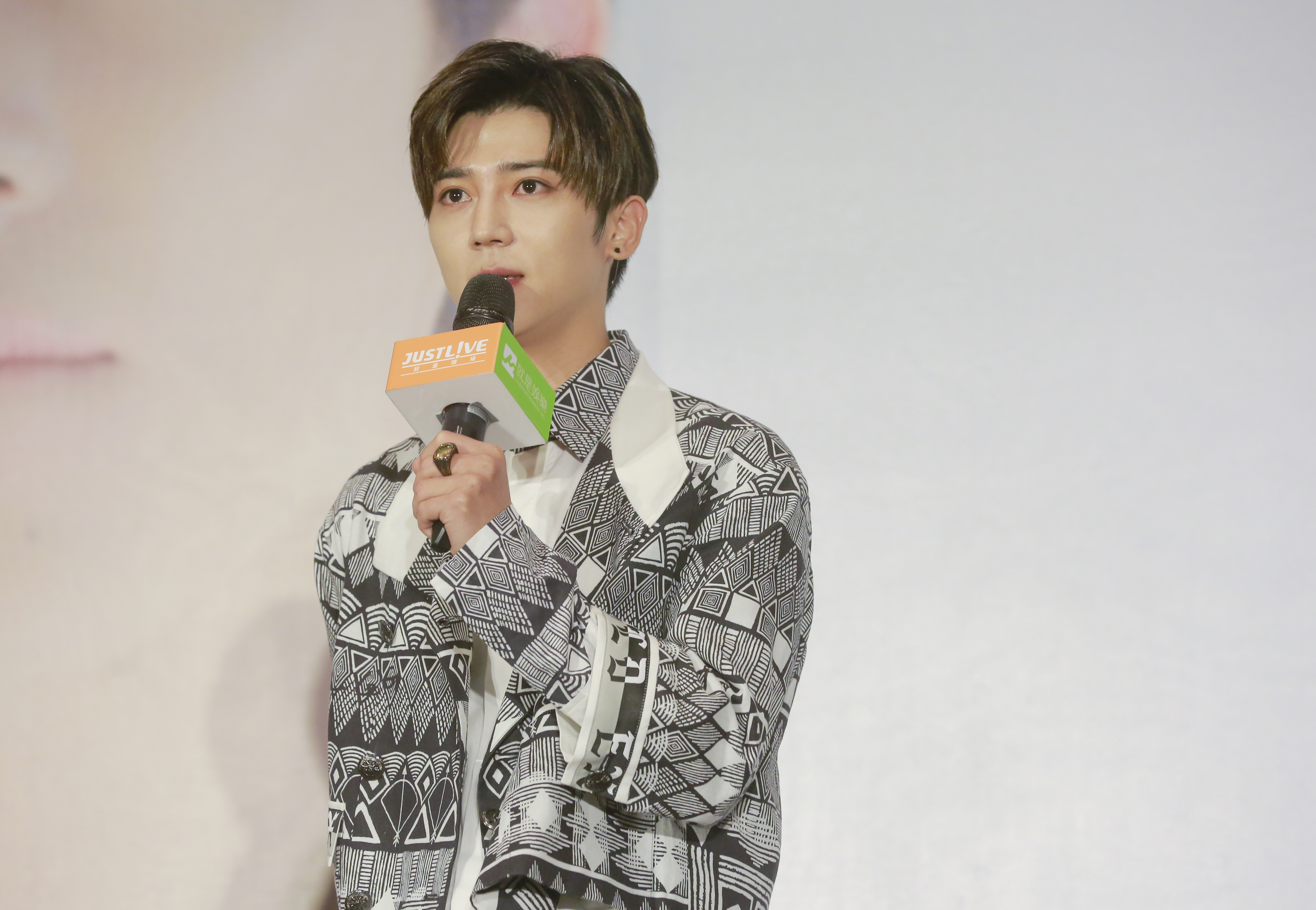 畢書盡於個人網站發文認愛，希望外界給予空間。