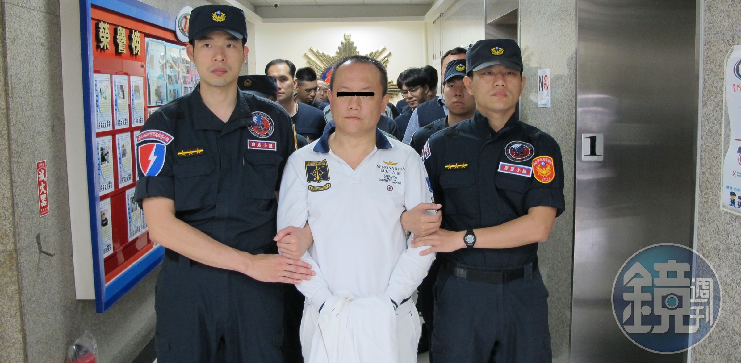 松聯幫大哥萬年祥與兒子萬少丞，因涉及恐嚇傷人遭逮。（刑事局提供）