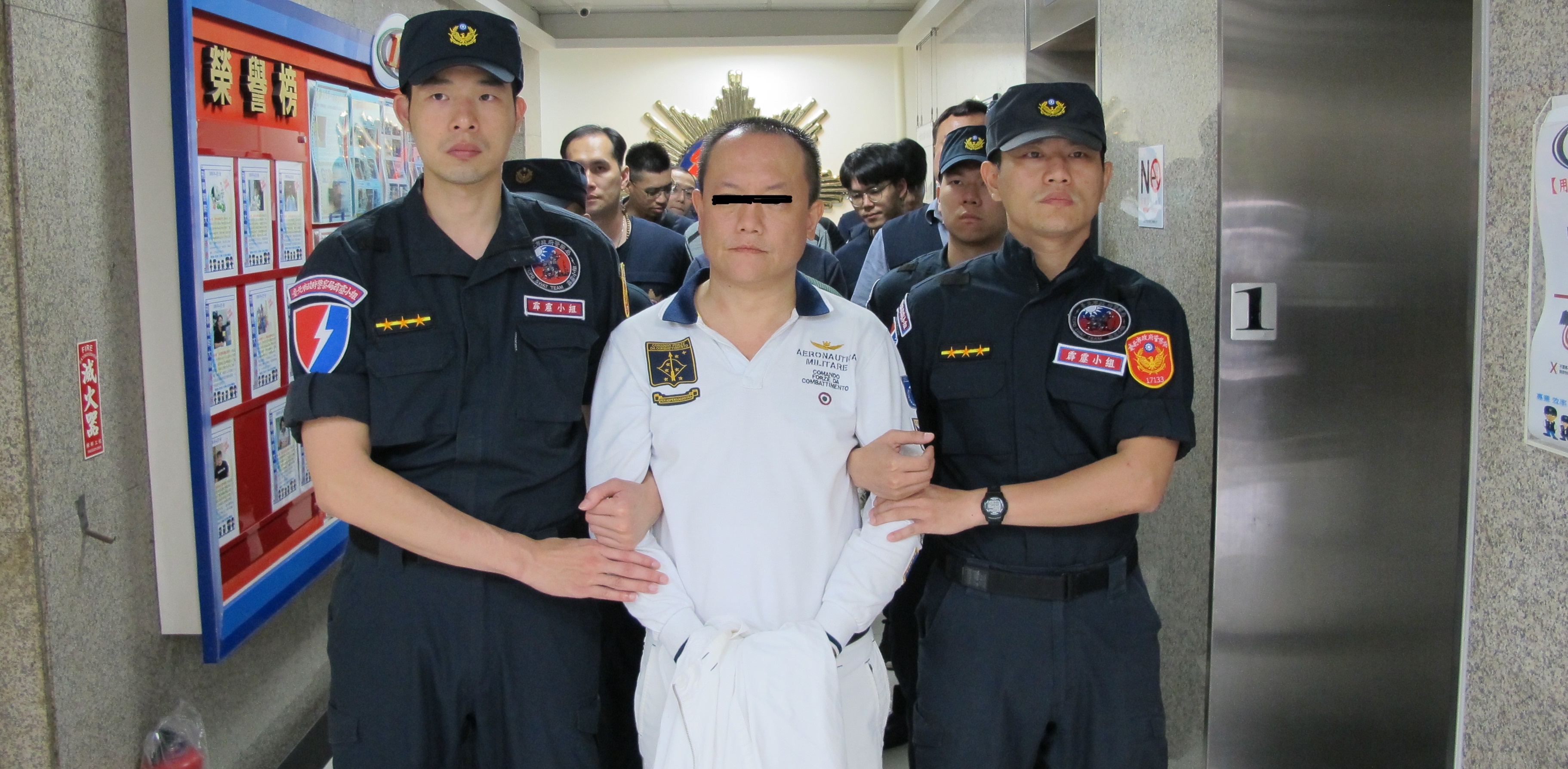 松聯幫大哥萬年祥與兒子萬少丞，因涉及恐嚇傷人遭逮。（刑事局提供）