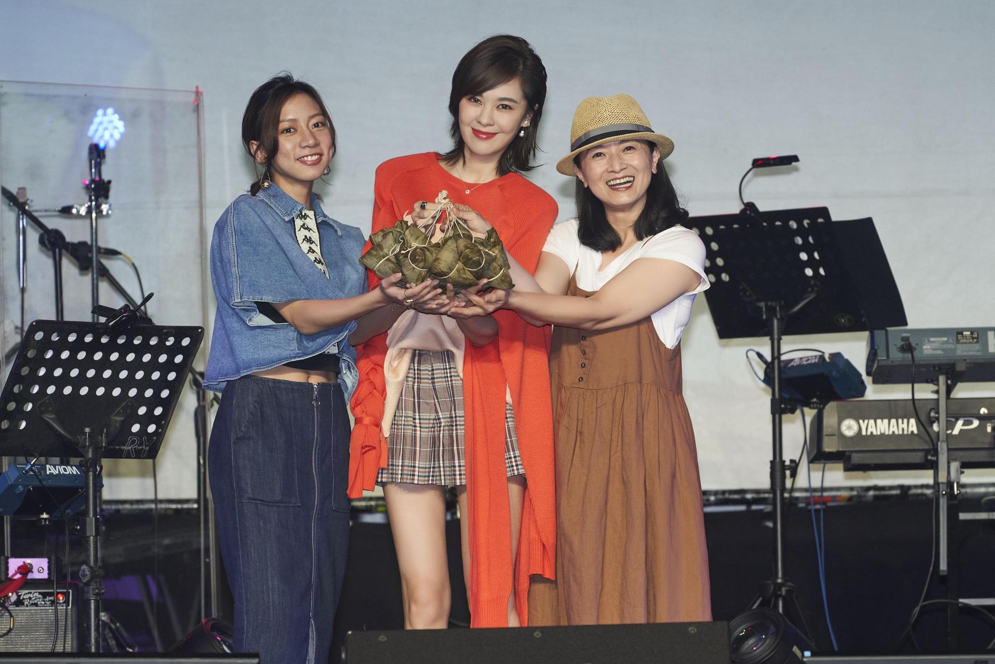 郁可唯為演唱會彩排,夯劇《我們與惡的距離》中的兩位演員謝瓊煖及陳妤特別現身打氣。(華研提供)