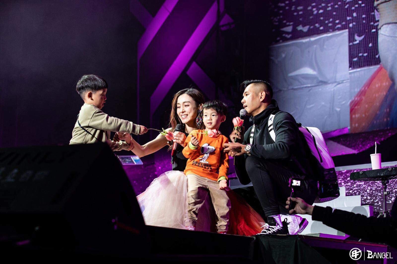 黑人帶著雙胞胎現身演唱會，給范范一個驚喜。（黑人提供）