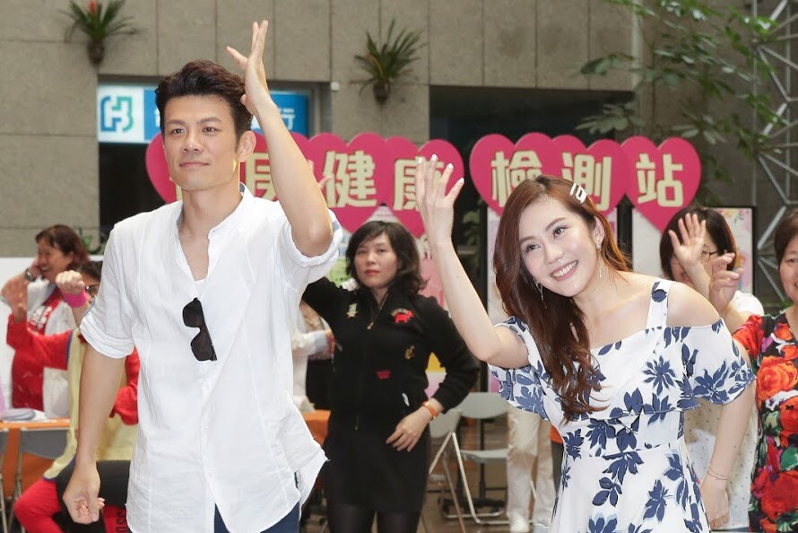 王宇婕與陳志強共同出席母親節活動大跳健康舞。