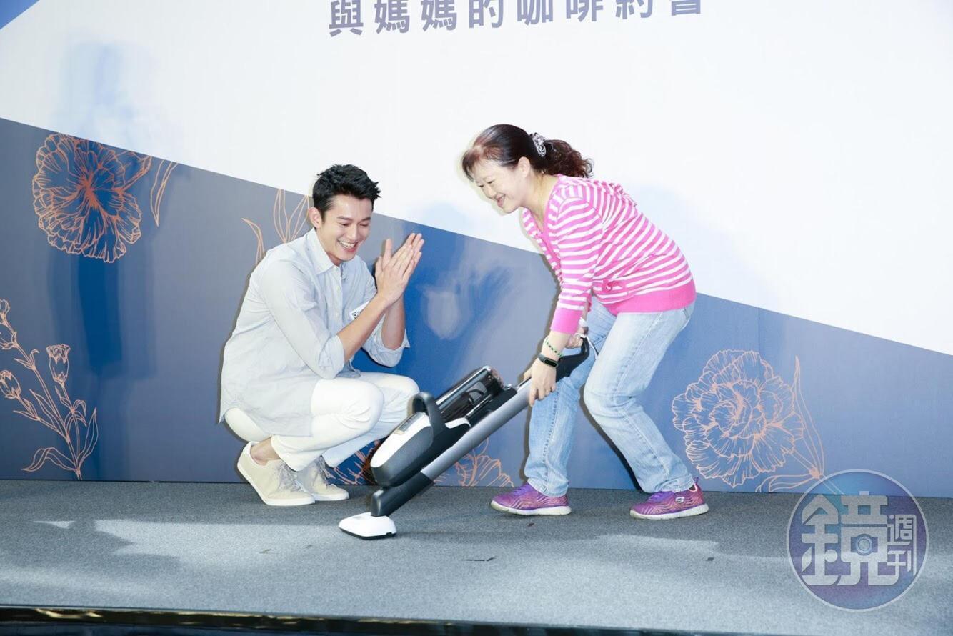 吳慷仁出席吸塵器活動，非常賣力示範商品。