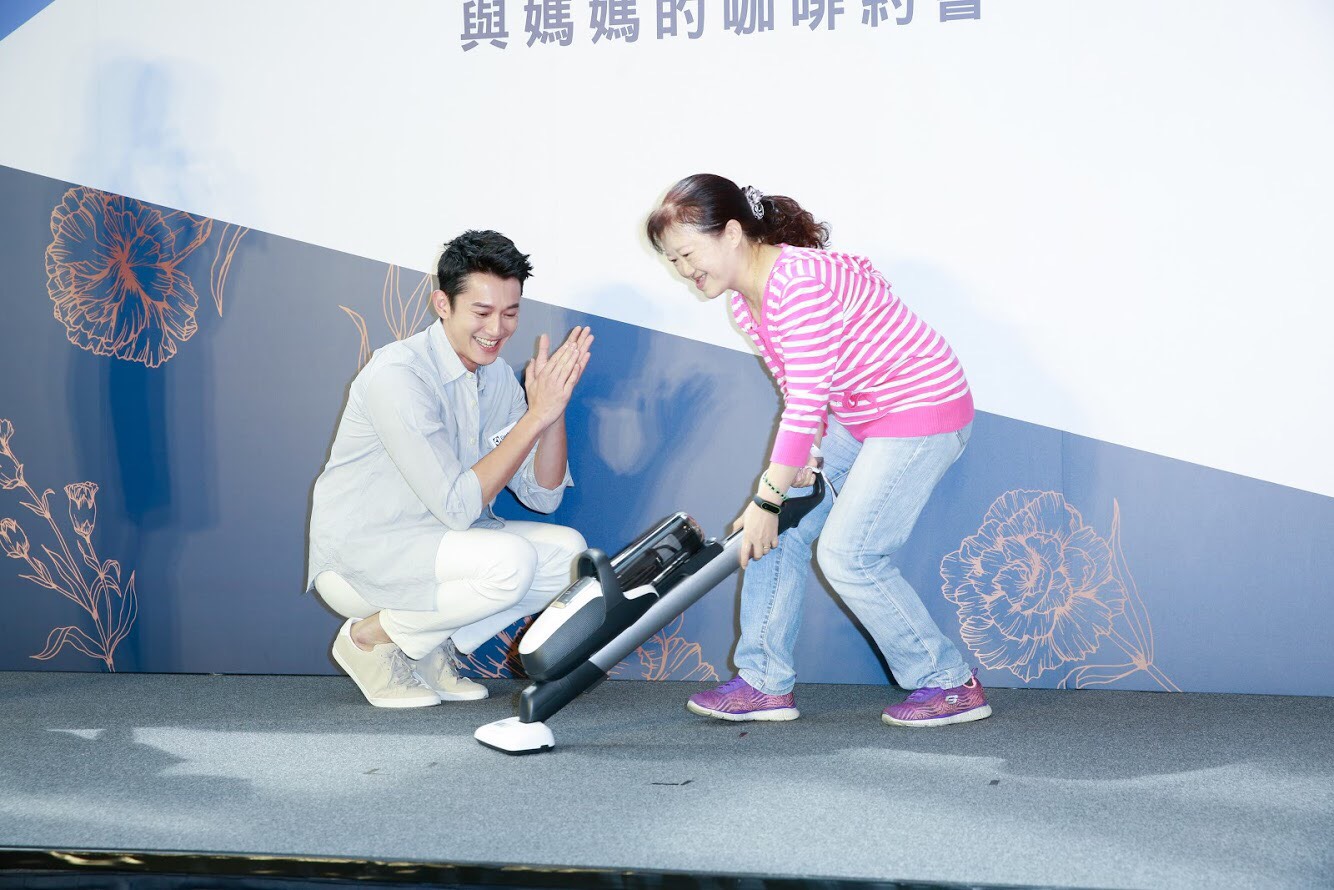 吳慷仁出席吸塵器活動，非常賣力示範商品。