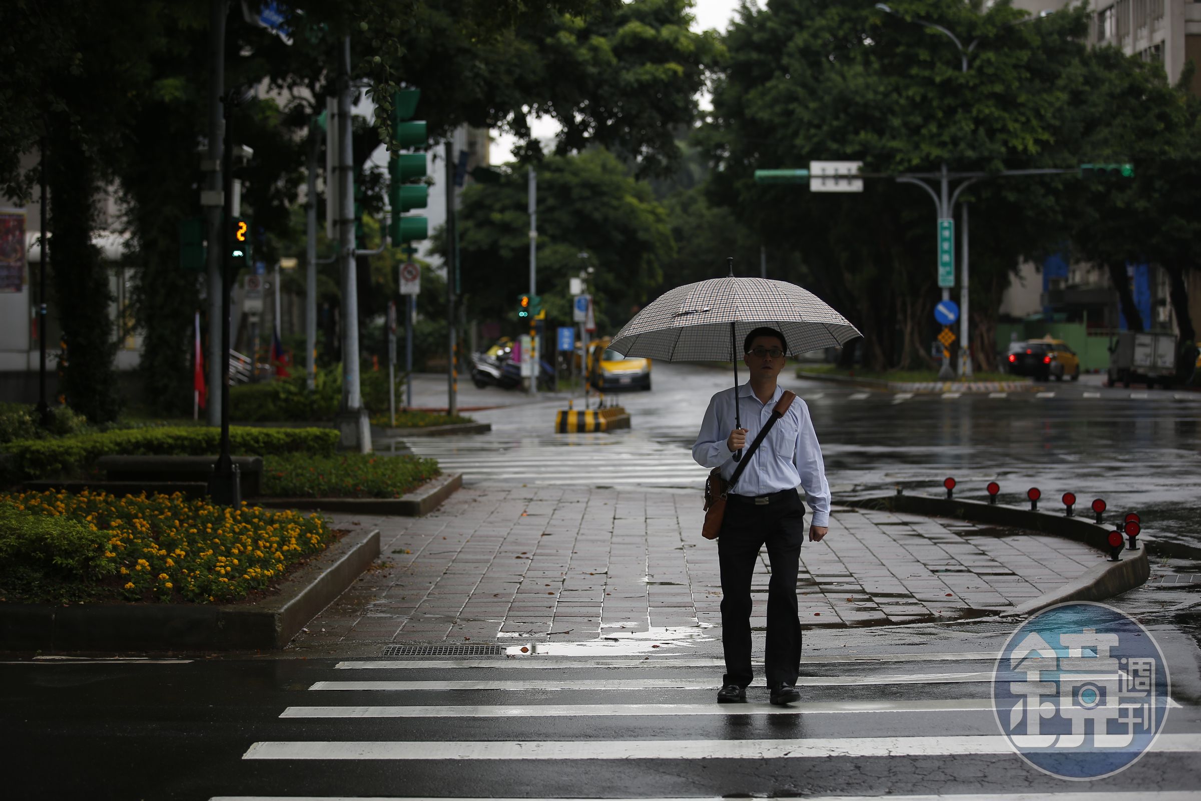 今日受南方雲系持續影響及鋒面接近，各地降雨機率偏高。