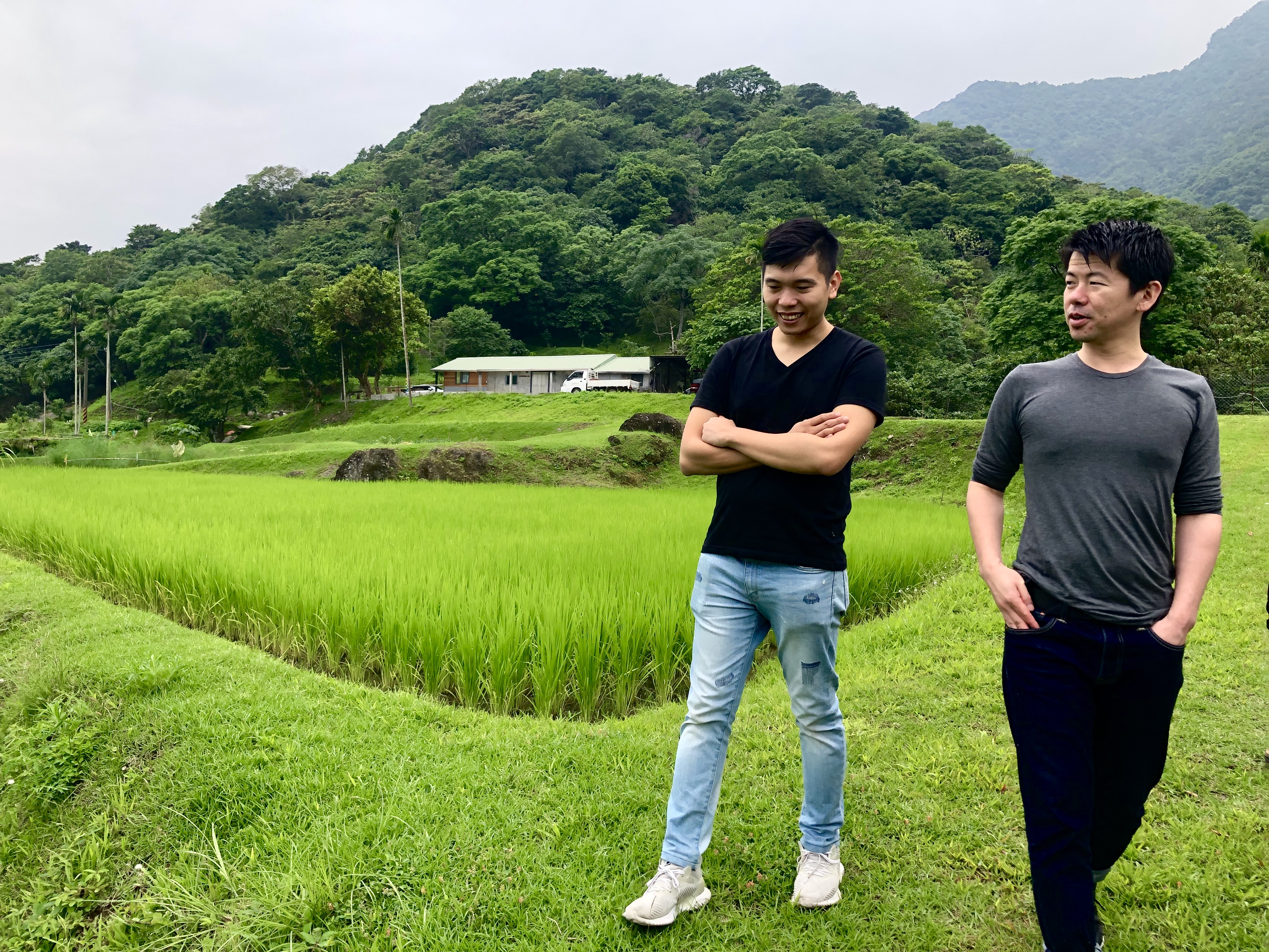 「祥雲龍吟」主廚稗田良平（右）與「Sinasera24」主廚楊柏偉一起到台東長濱產地探訪食材。