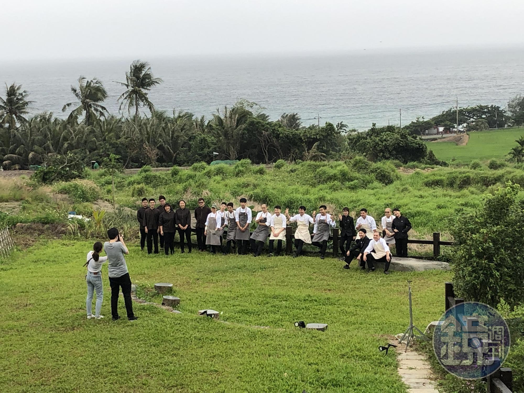 Sinasera24與祥雲龍吟團隊在餐廳前遼闊的大草原上合影。