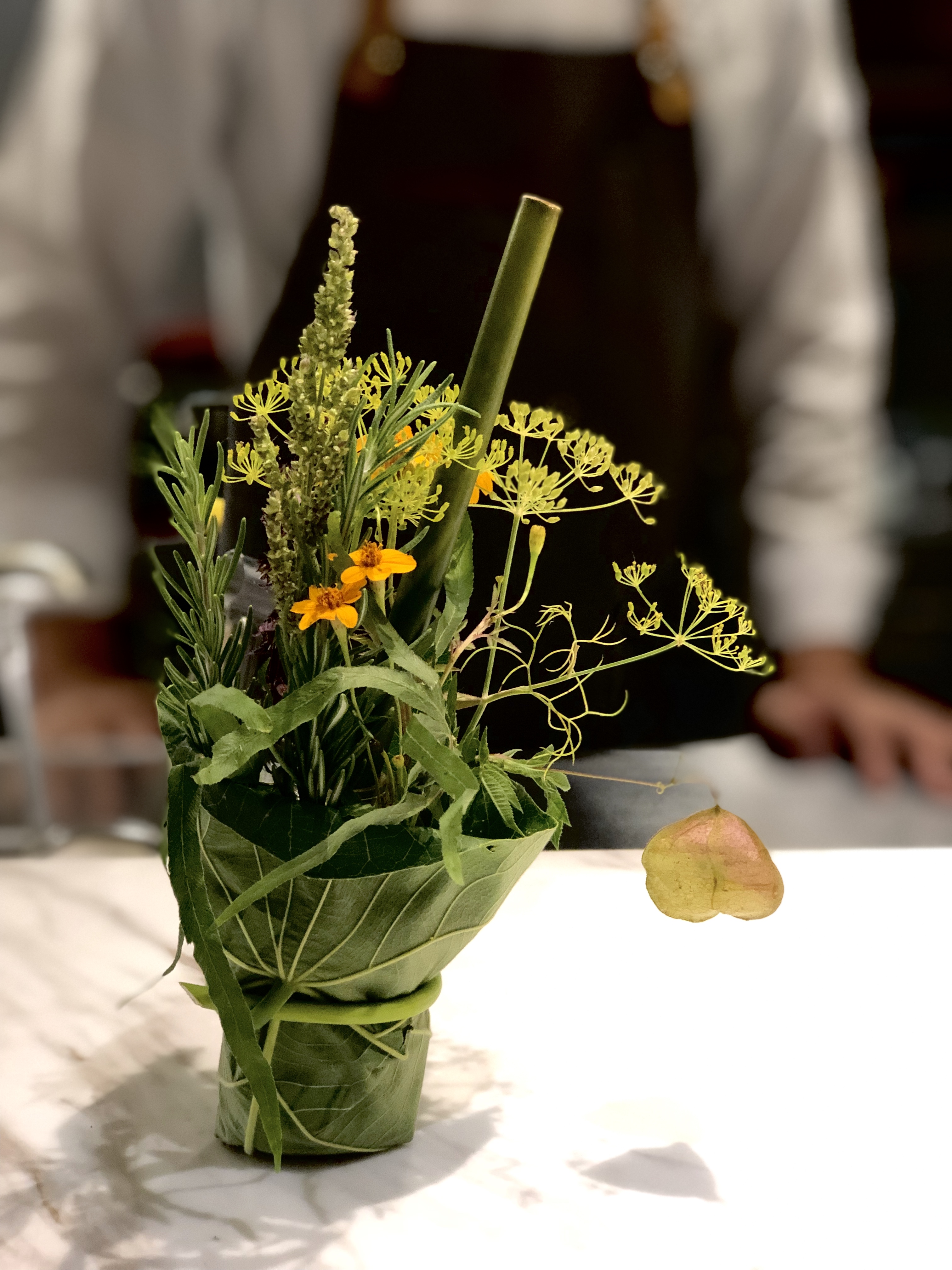 如同花束一般的前菜以加入番茄、青椒、梅子的冷湯方式表現。