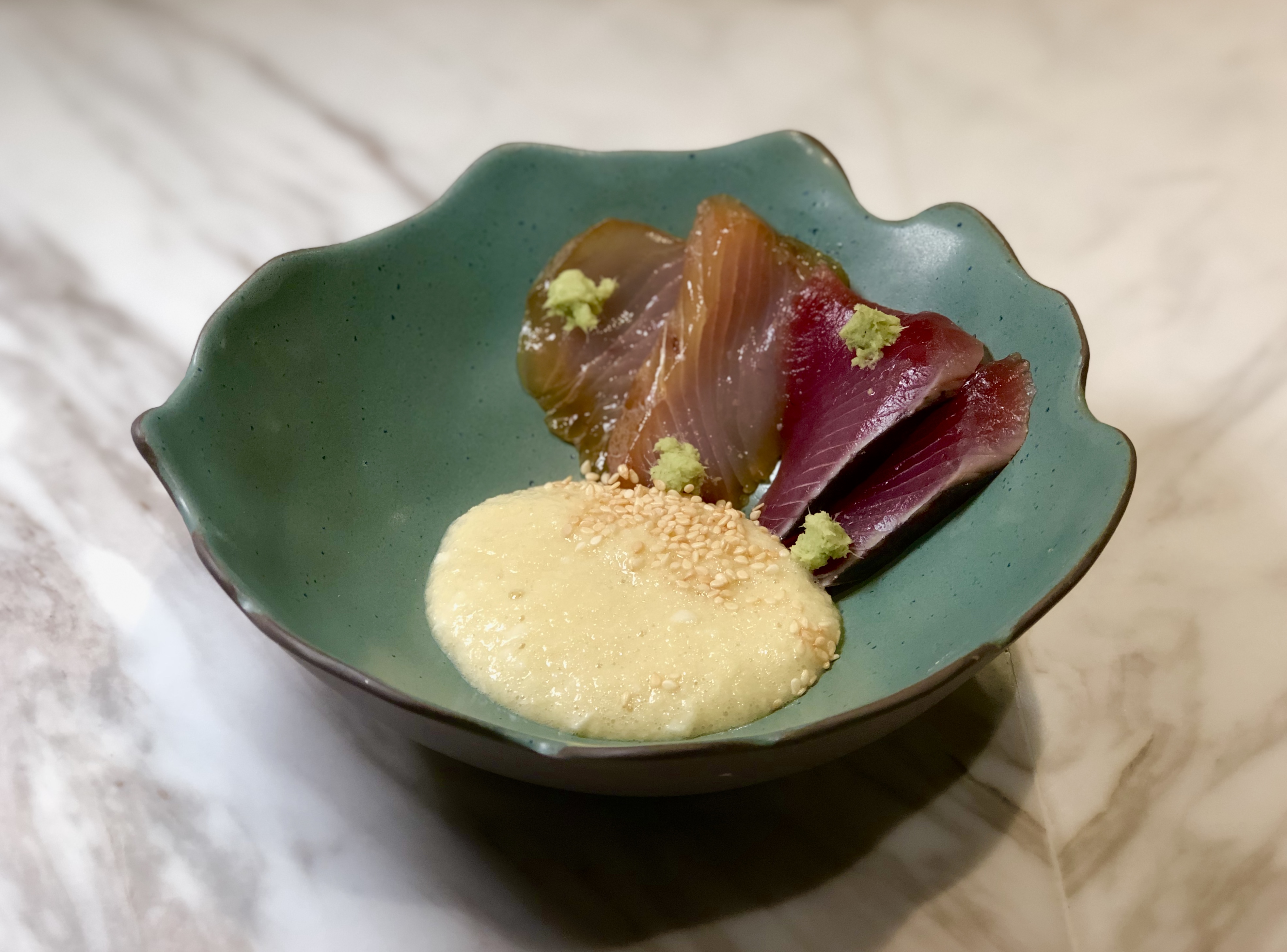 椀物緊接著是生魚片，以昆布與清酒醃漬的鬼頭刀與煙燻鰹魚搭配滑口的山藥。
