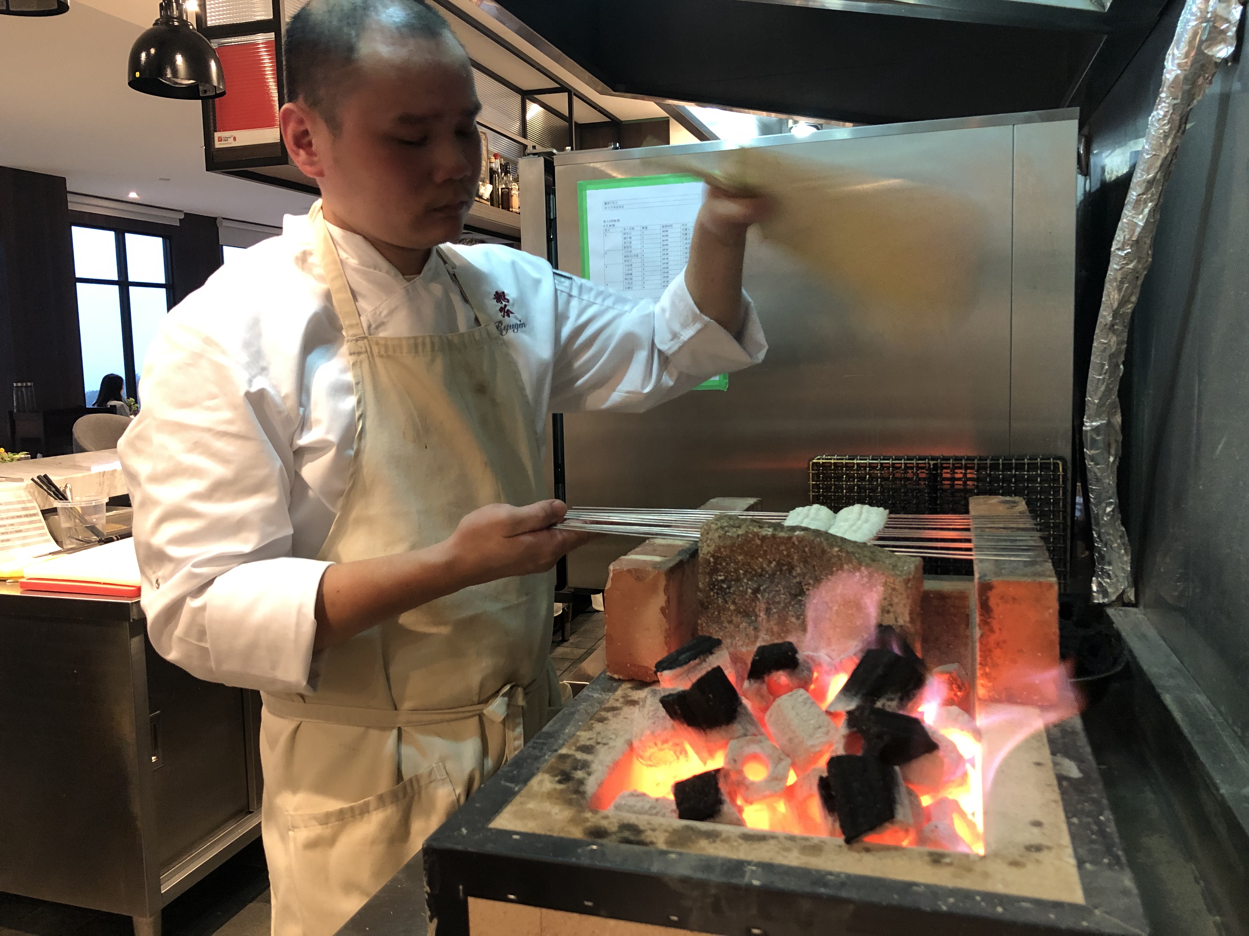 祥雲龍吟為了呈現這道炭烤鰻魚料理，特別新買烤爐搬來台東。