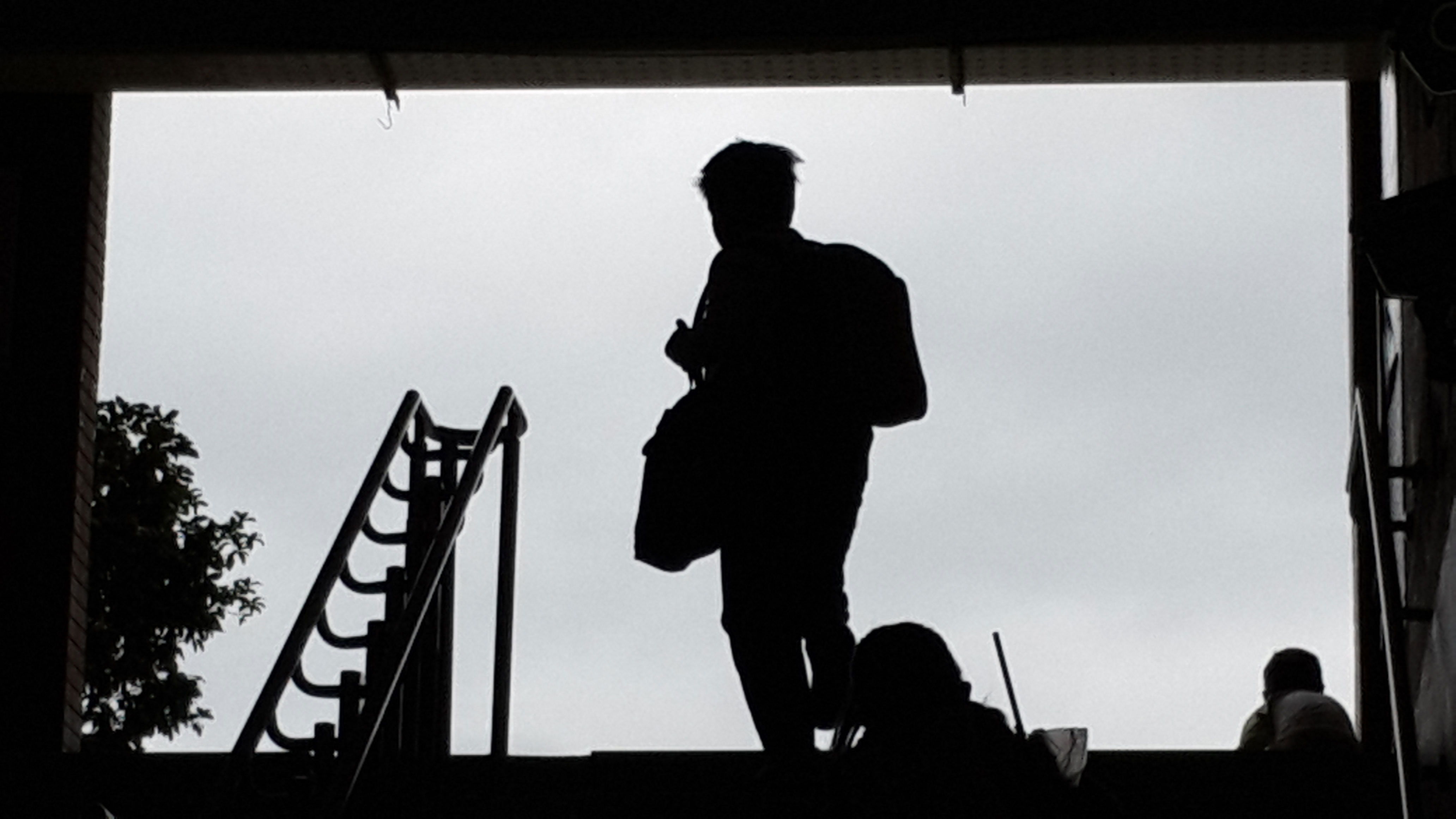 被害幼童證稱，不喜歡聞爸爸尿尿臭臭的地方，不聞的話，爸爸會罵三字經。（示意圖）