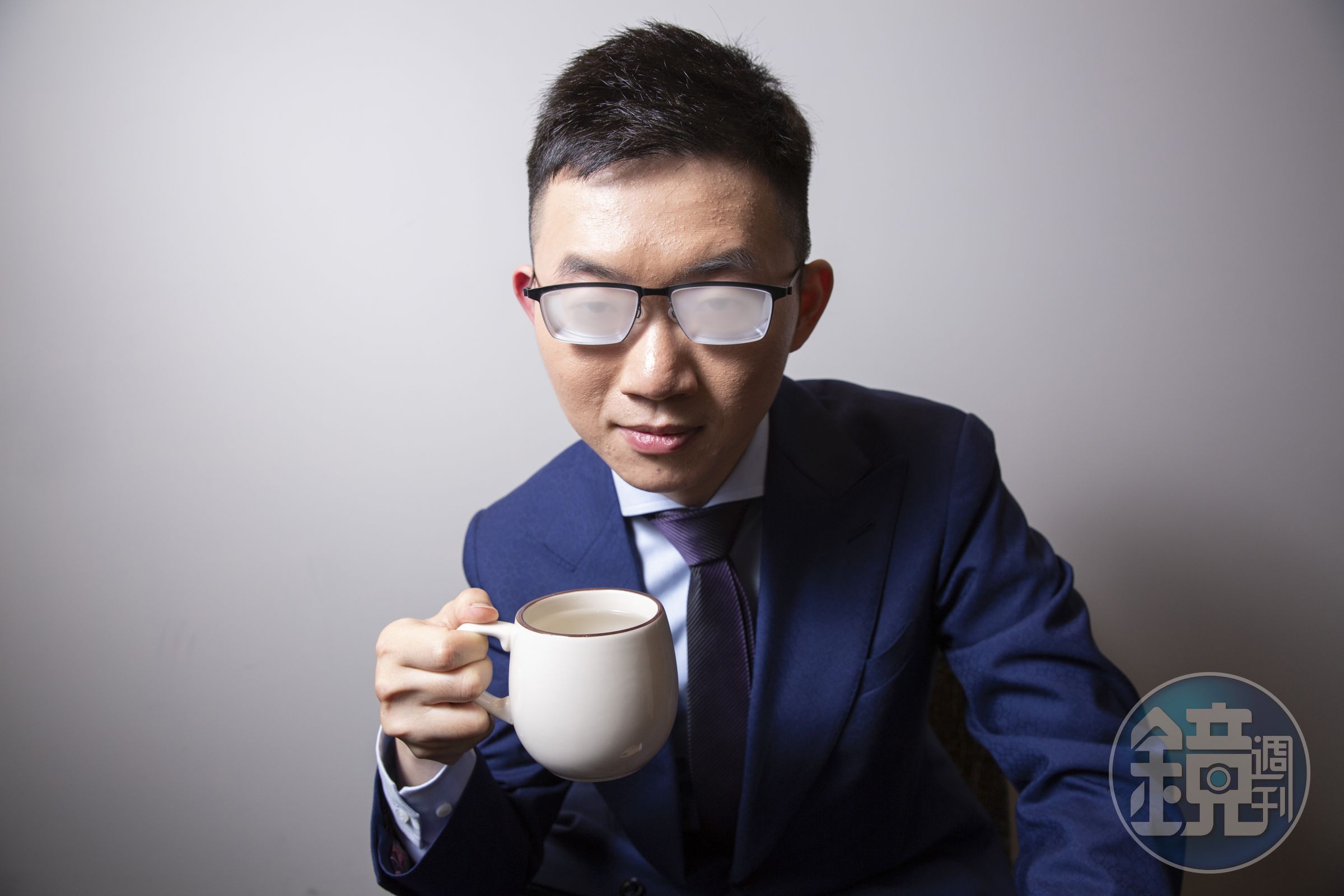 視網膜上主播檯的第一天就因為太緊張，鏡片起霧。這次採訪，他配合度很高，特別重現當時畫面。