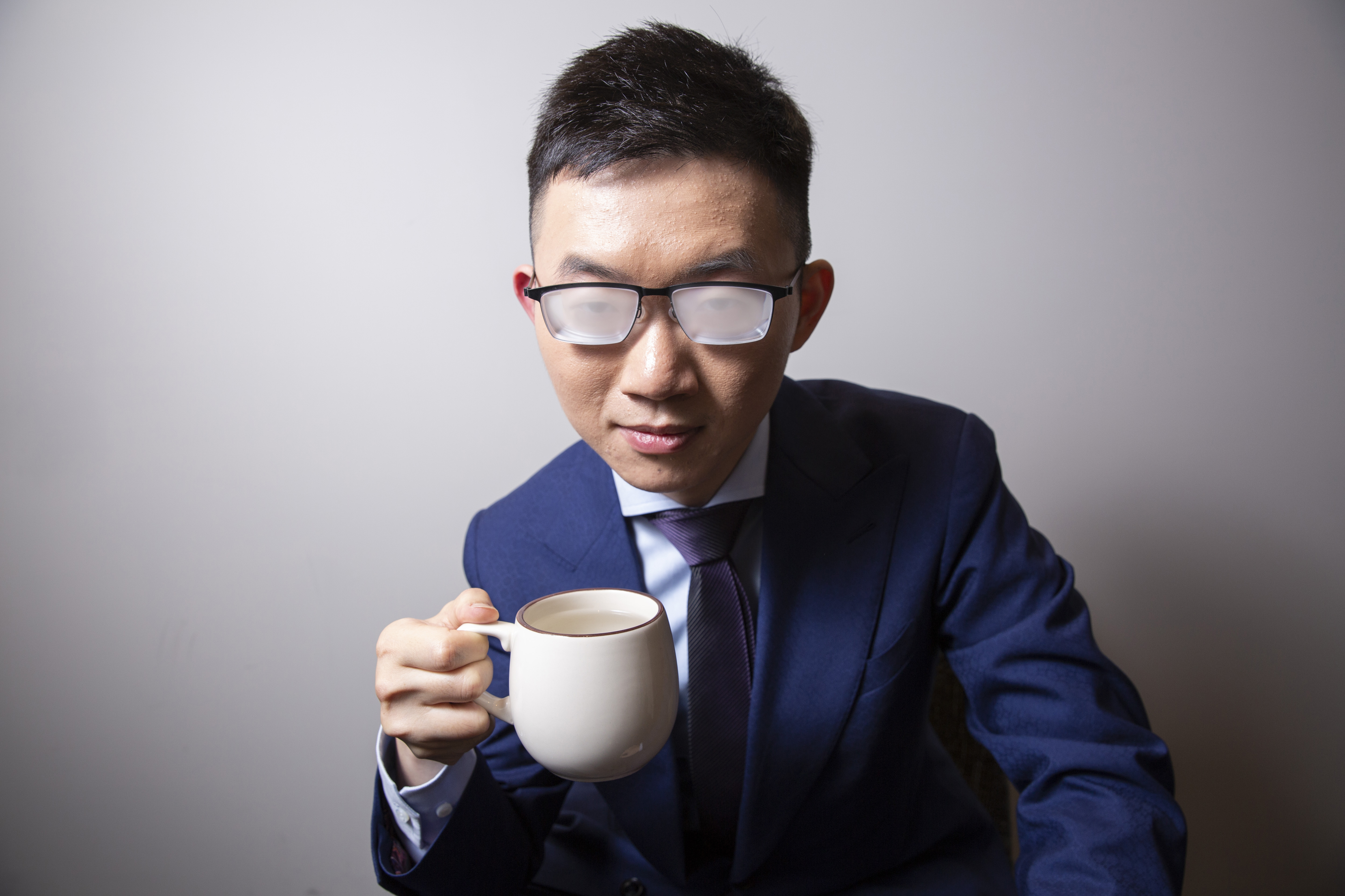 視網膜上主播檯的第一天就因為太緊張，鏡片起霧。這次採訪，他配合度很高，特別重現當時畫面。