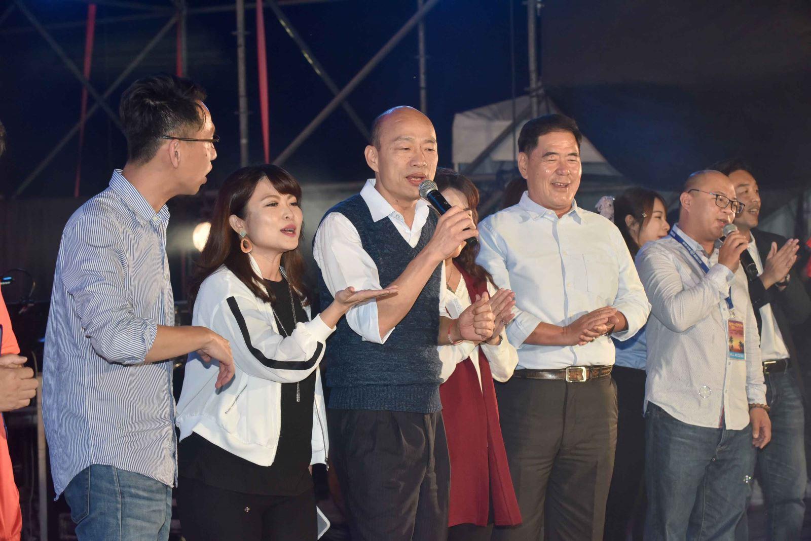 春吶今年首度移師高雄，高雄市長韓國瑜4日晚間帶領高雄市議員，高唱蔡琴的〈讀你〉。（翻攝自高雄旅遊網）