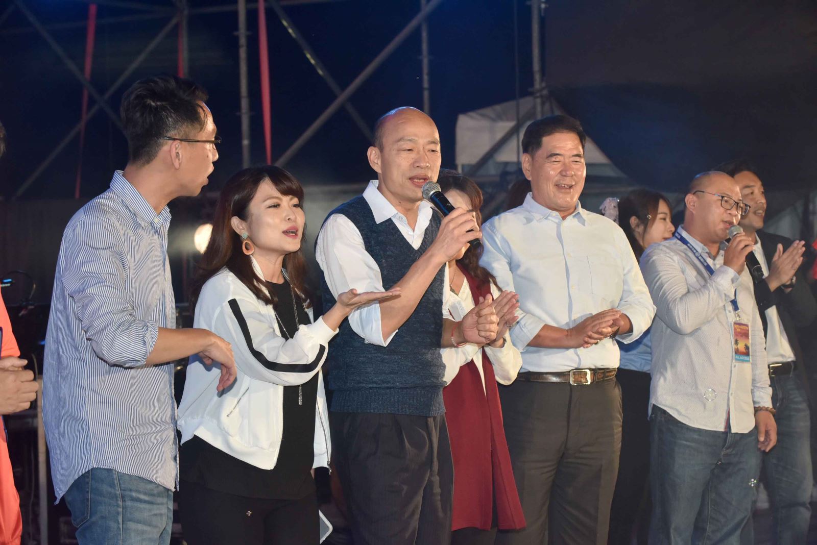 春吶今年首度移師高雄，高雄市長韓國瑜4日晚間帶領高雄市議員，高唱蔡琴的〈讀你〉。（翻攝自高雄旅遊網）