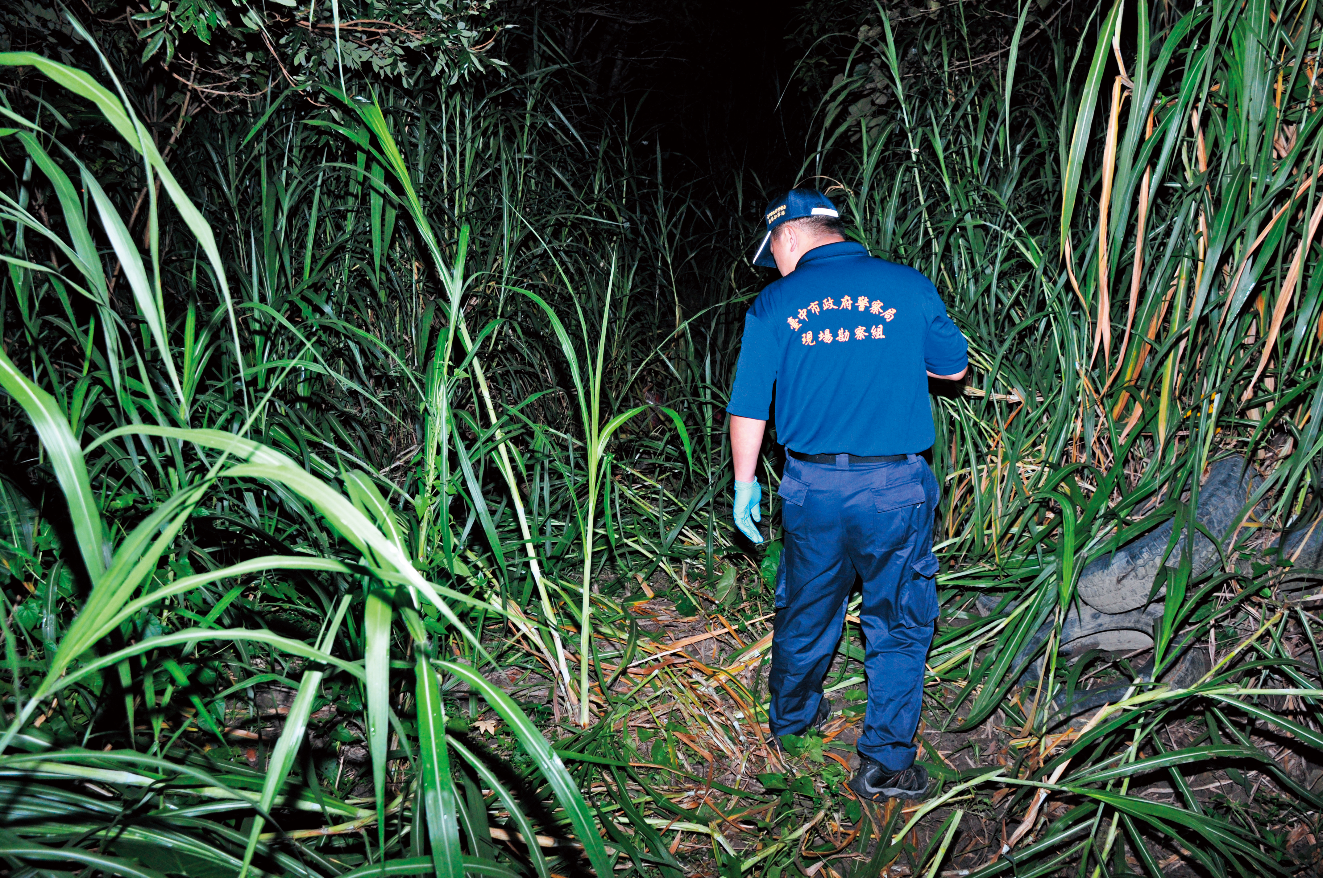 現任台中市一分局副分局長的周俊銘，當年在台南關子嶺搜山找到施家金的屍體。（翻攝畫面）