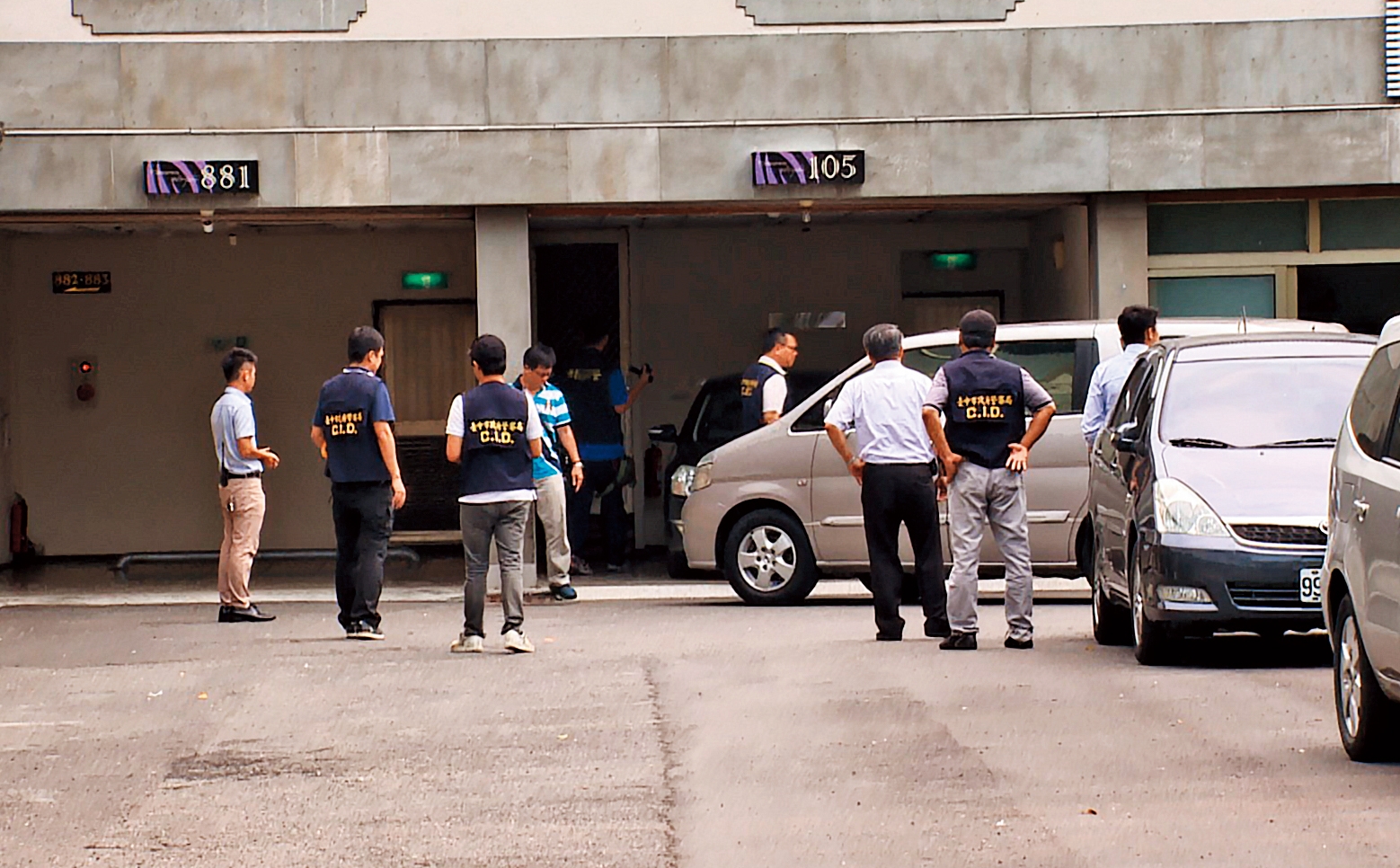 警方到拘禁肉票的台中市春風汽車旅館蒐證。（東森新聞提供）