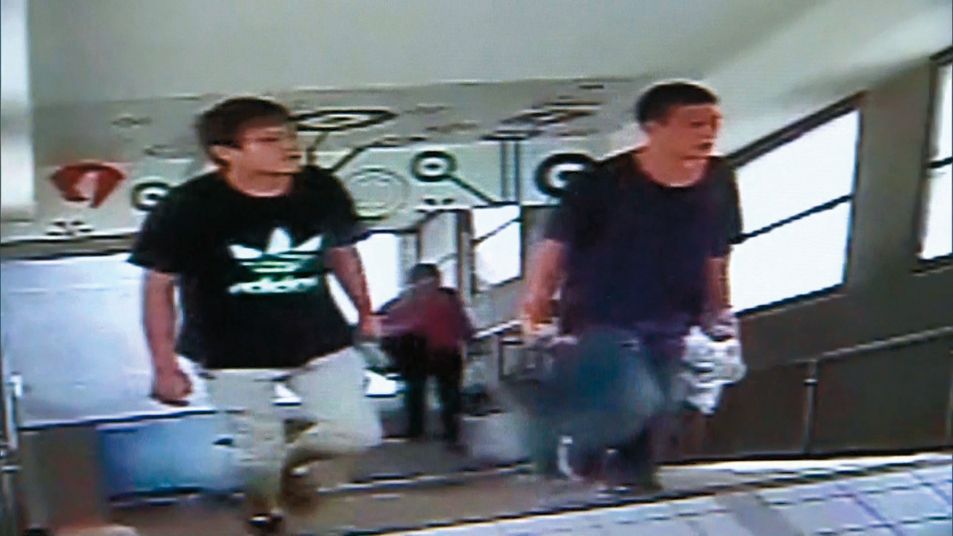 林志維、鄭靖達逃亡過程被監視器拍到正準備從新竹搭火車南下。(翻攝畫面)