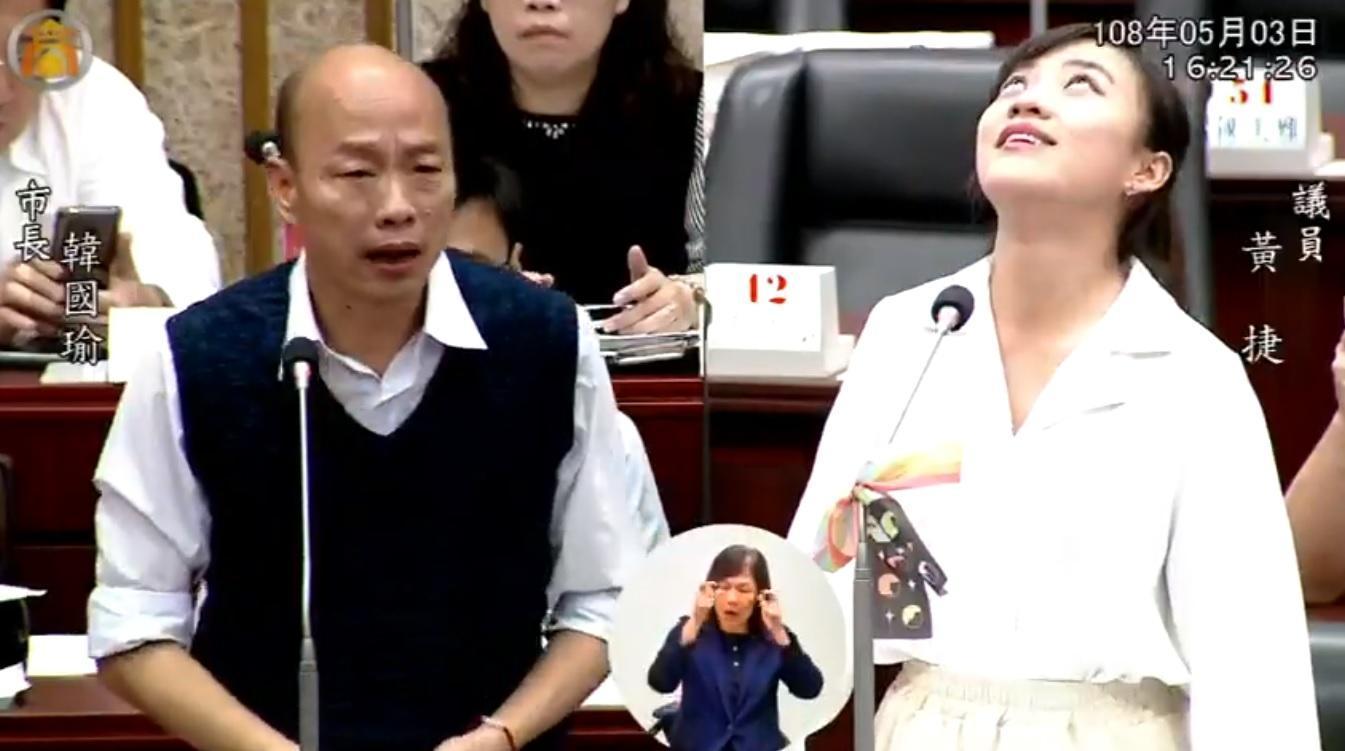 時代力量議員黃捷(右)3日向高雄市長韓國瑜質詢自經區,結果韓回答不出具體內容,讓黃捷無奈翻白眼。(翻攝自高雄市議會臉書)