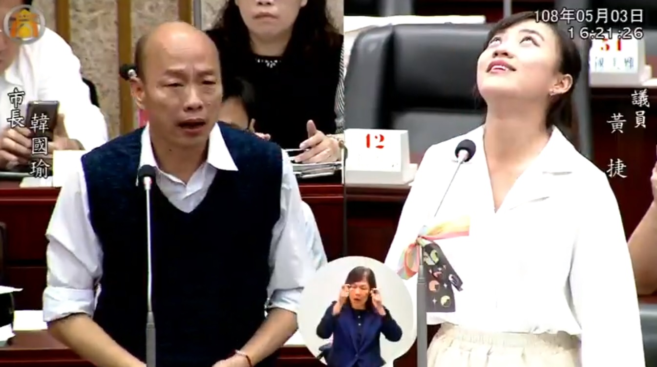 時代力量議員黃捷(右)3日向高雄市長韓國瑜質詢自經區,結果韓回答不出具體內容,讓黃捷無奈翻白眼。(翻攝自高雄市議會臉書)