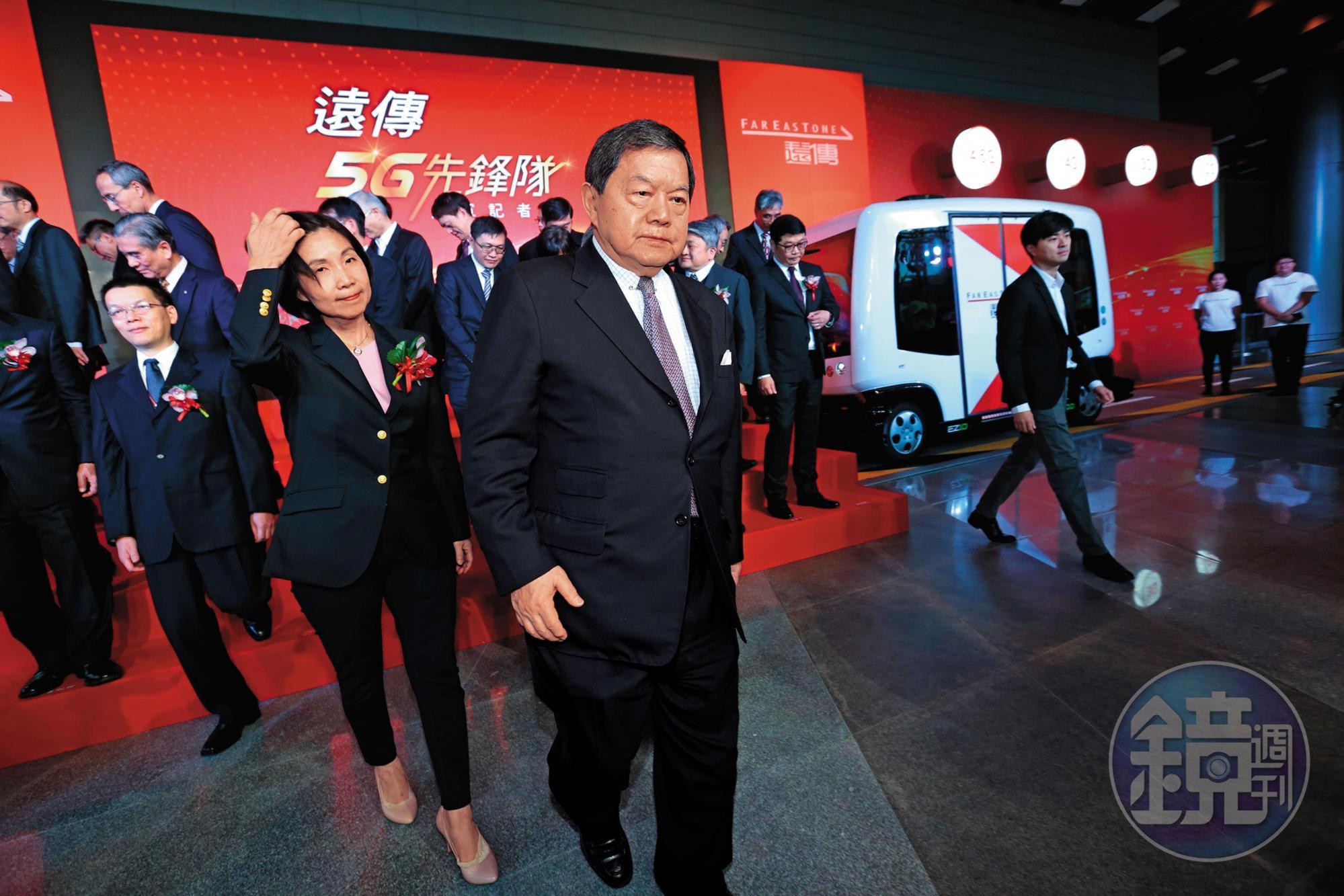 徐旭東（右）延攬電信大將井琪（左）出任遠傳新總座擘劃5G走向。