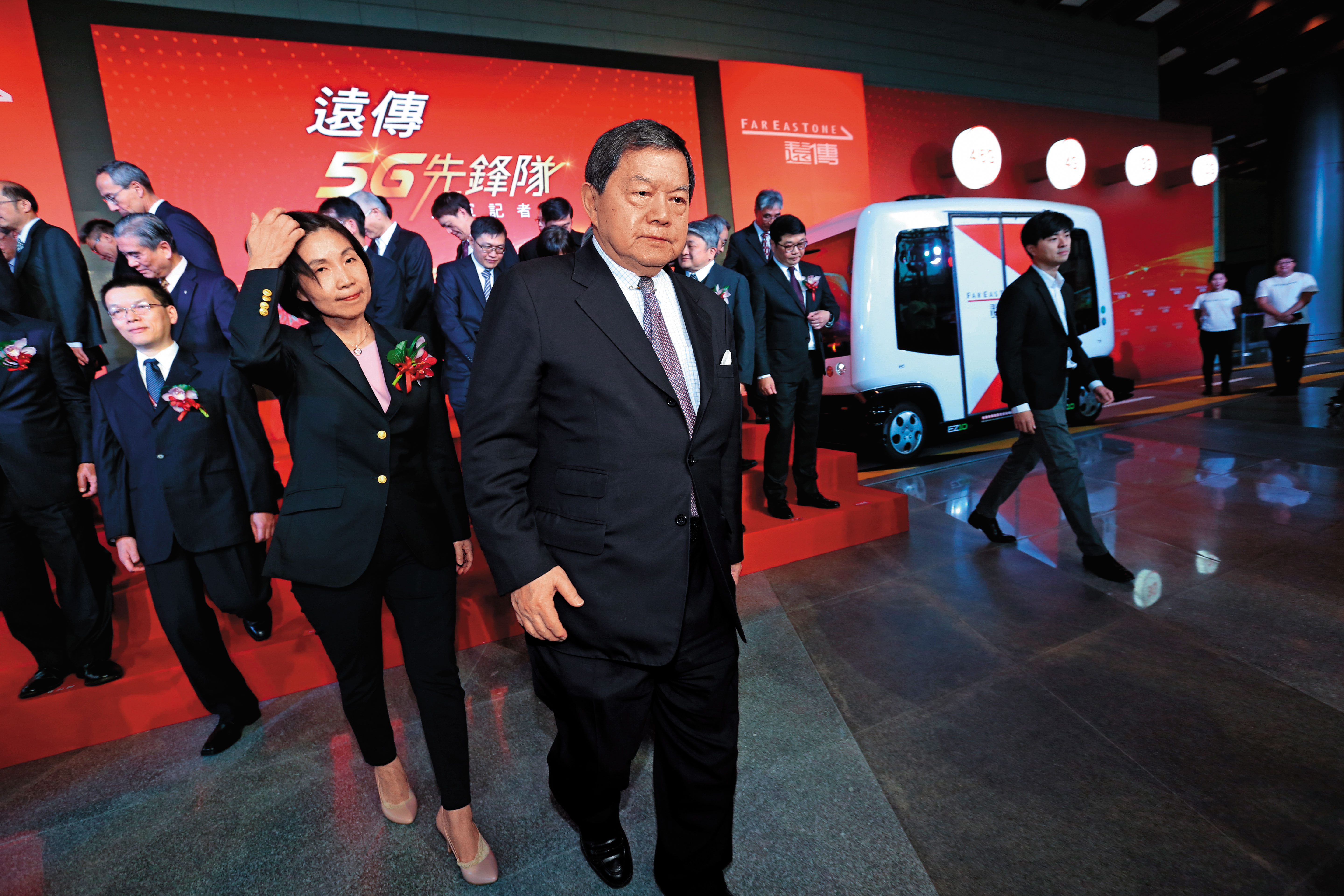 徐旭東（右）延攬電信大將井琪（左）出任遠傳新總座擘劃5G走向。