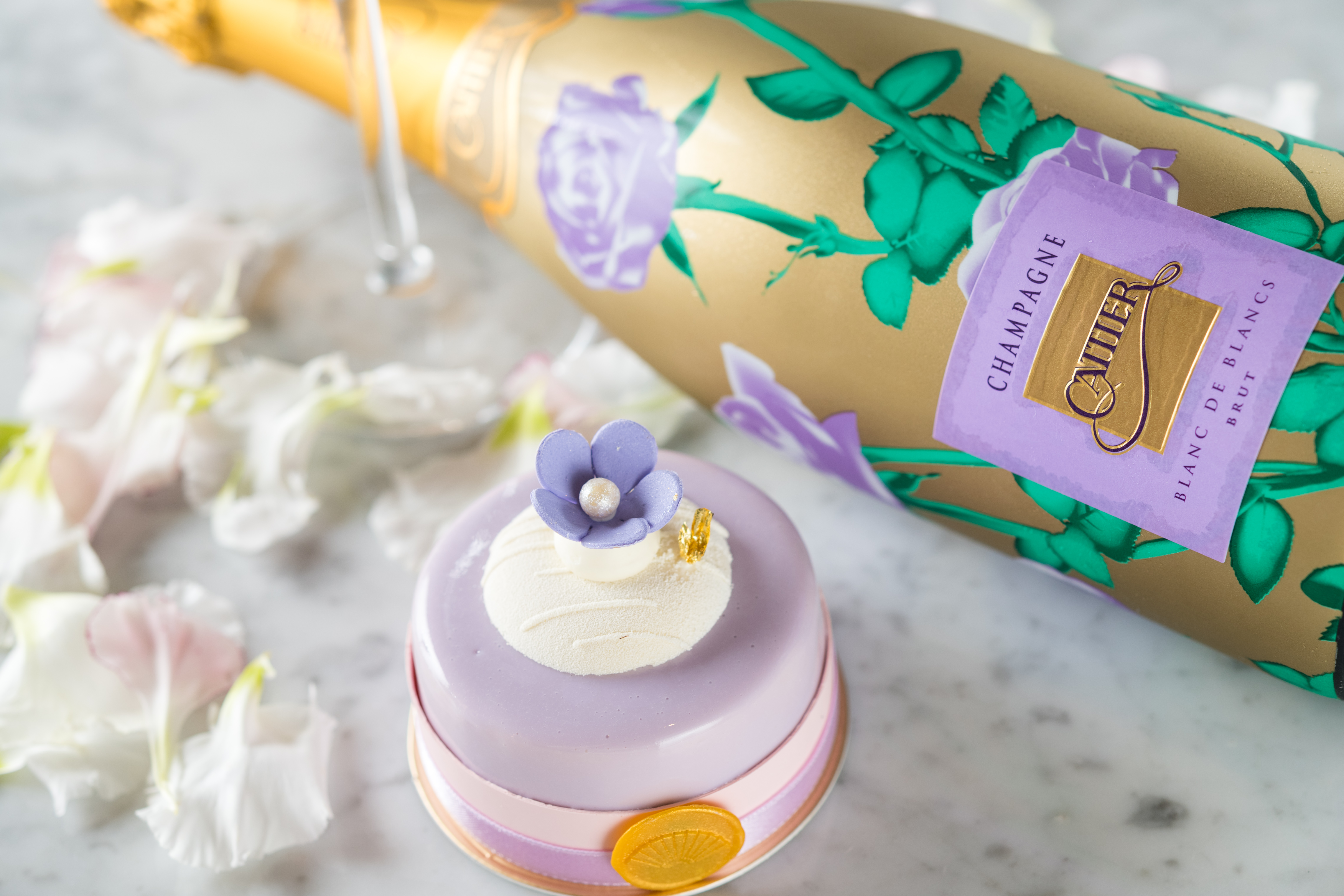 香檳「Cattier, Les Roses Brut, Blanc de Blancs」（亞舍，3,800元／瓶）激發出蛋糕「花漾」（250元／份）的茶香，水果香氣先行，再以升揚的茶味拉長尾韻，這記餐酒搭簡直神搭配。