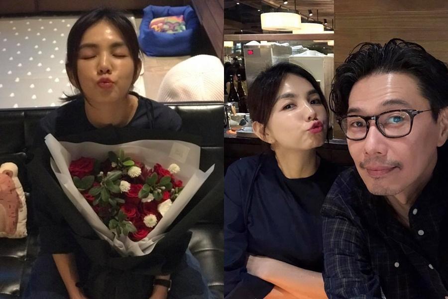 Ella和老公結婚7週年，她表示一早就收到先生送的花。（翻攝自陳嘉樺 Ella臉書）