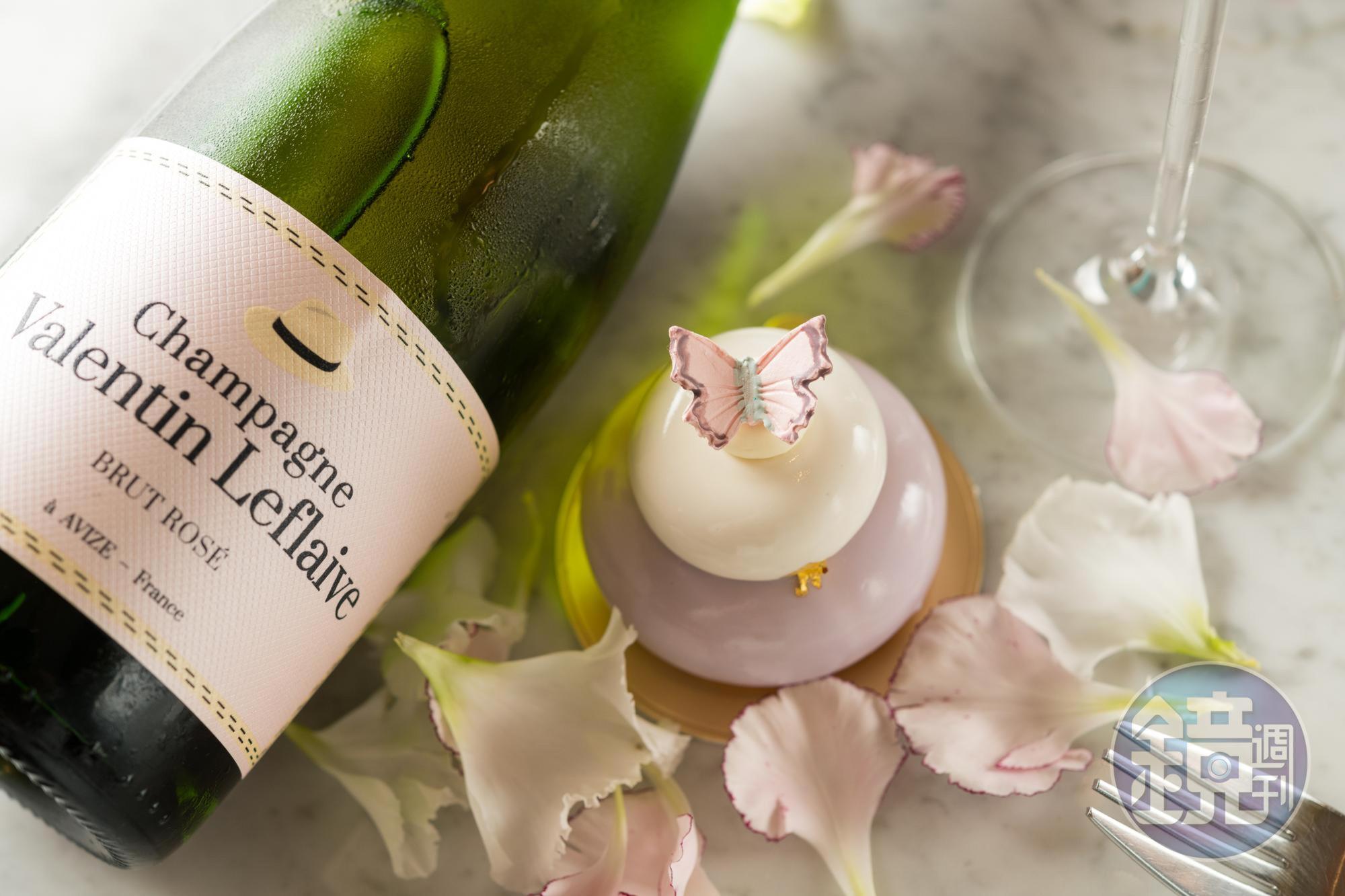 在橡木桶中熟成的香檳「Valentin Leflaive, Brut Rosé」（亞舍，3,900元／瓶）搭配蛋糕「東方美人」（250元／份），乾淨明亮，完整保留甜點中典雅清新的茶香。