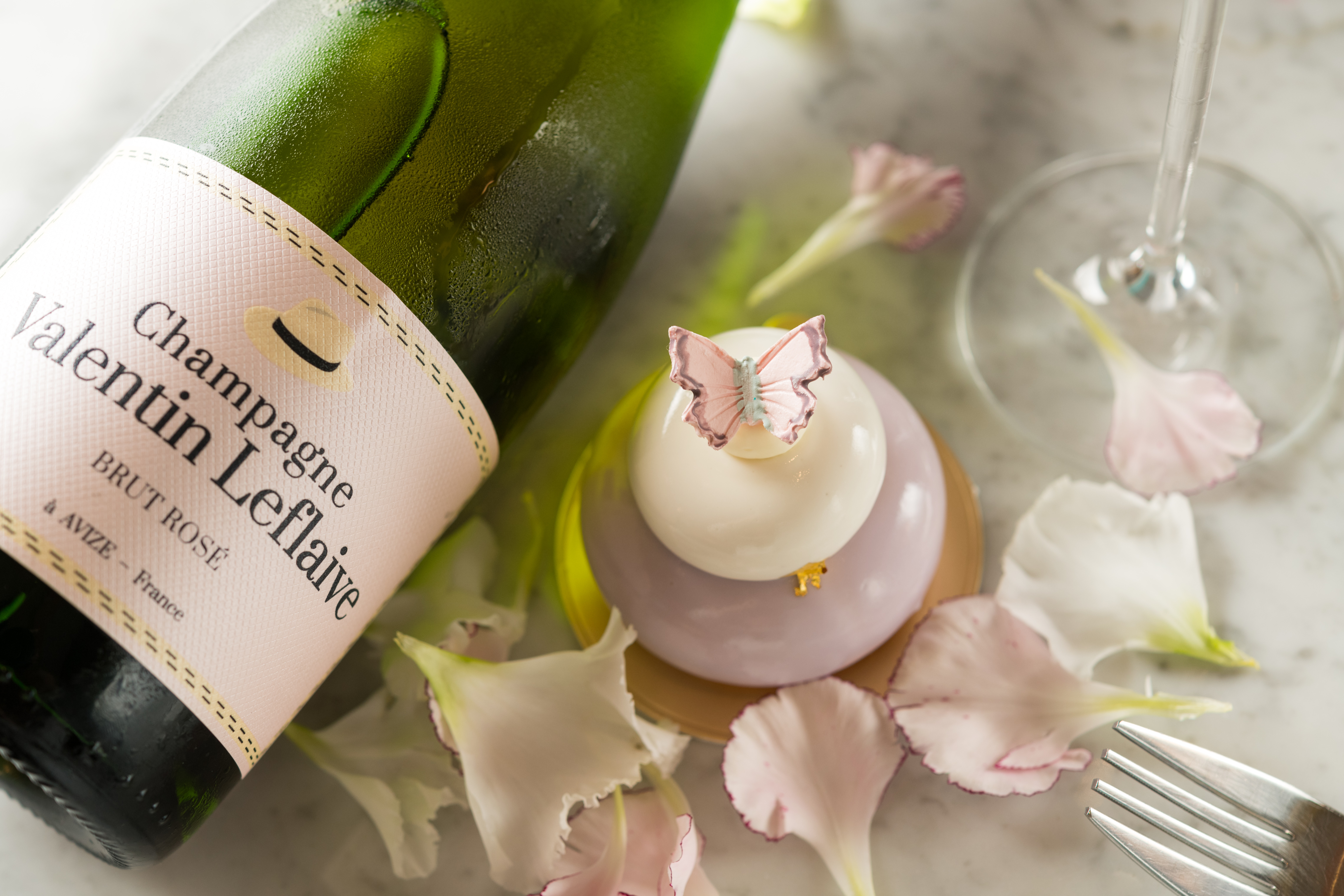 在橡木桶中熟成的香檳「Valentin Leflaive, Brut Rosé」（亞舍，3,900元／瓶）搭配蛋糕「東方美人」（250元／份），乾淨明亮，完整保留甜點中典雅清新的茶香。