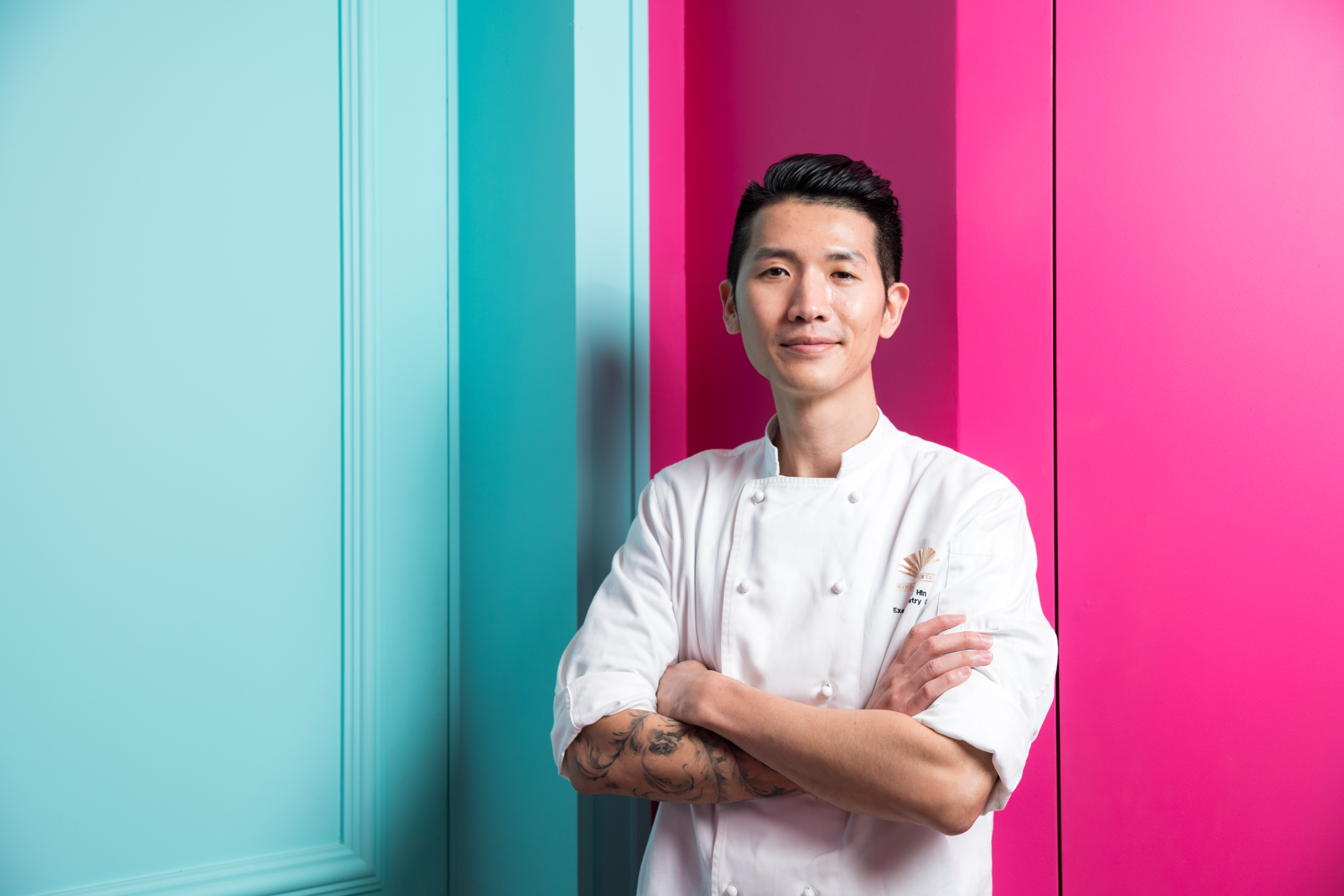 台北文華東方酒店行政西點主廚任樂軒（Hin），曾獲得國際巧克力甜點比賽北美區銀獎，是唯一獲獎的亞洲人，同時也是今年第二屆台北米其林晚宴甜點主廚。