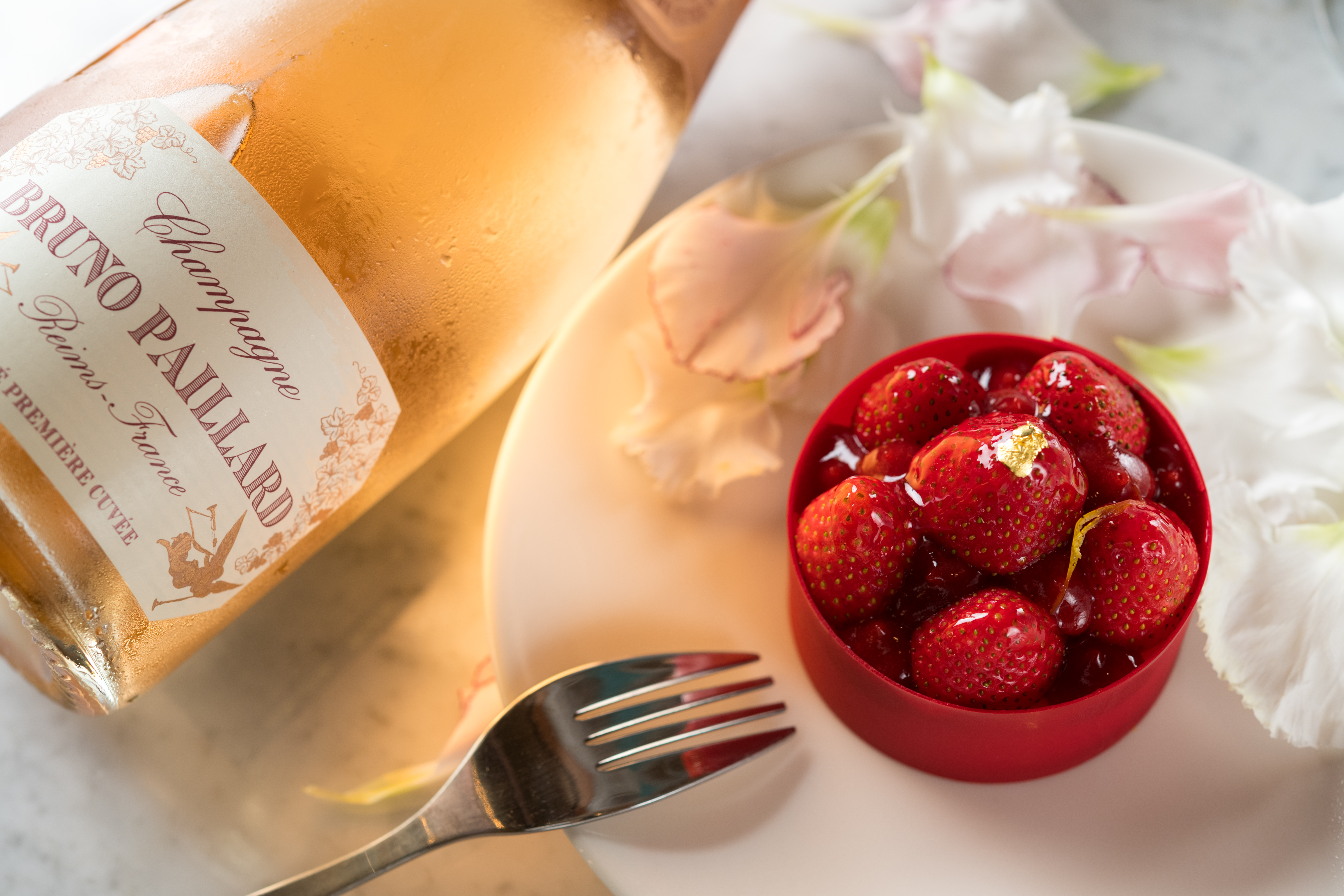 多年份調釀香檳「Bruno Paillard, Rosé Premiére Cuvée」（亞舍，3,700元／瓶）搭配「文華起司蛋糕」（200元／份），輕巧氣泡傳遞鹹甜交織風味。