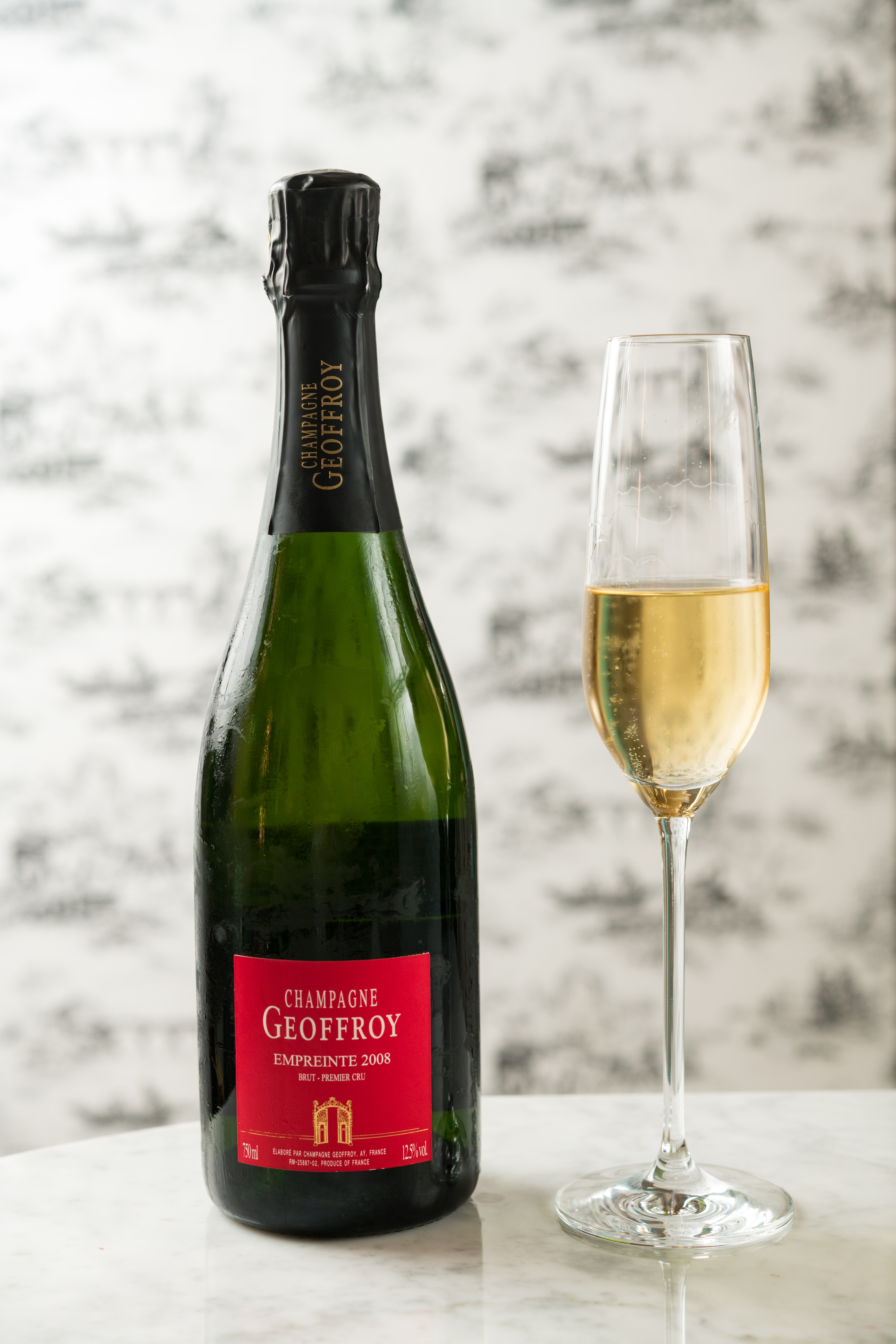 酸脆的「René Geoffroy, Premier Cru Empreinte Brut」散發像李子的紅色水果香氣，口感鮮活。（酒堡，3,200元／瓶）