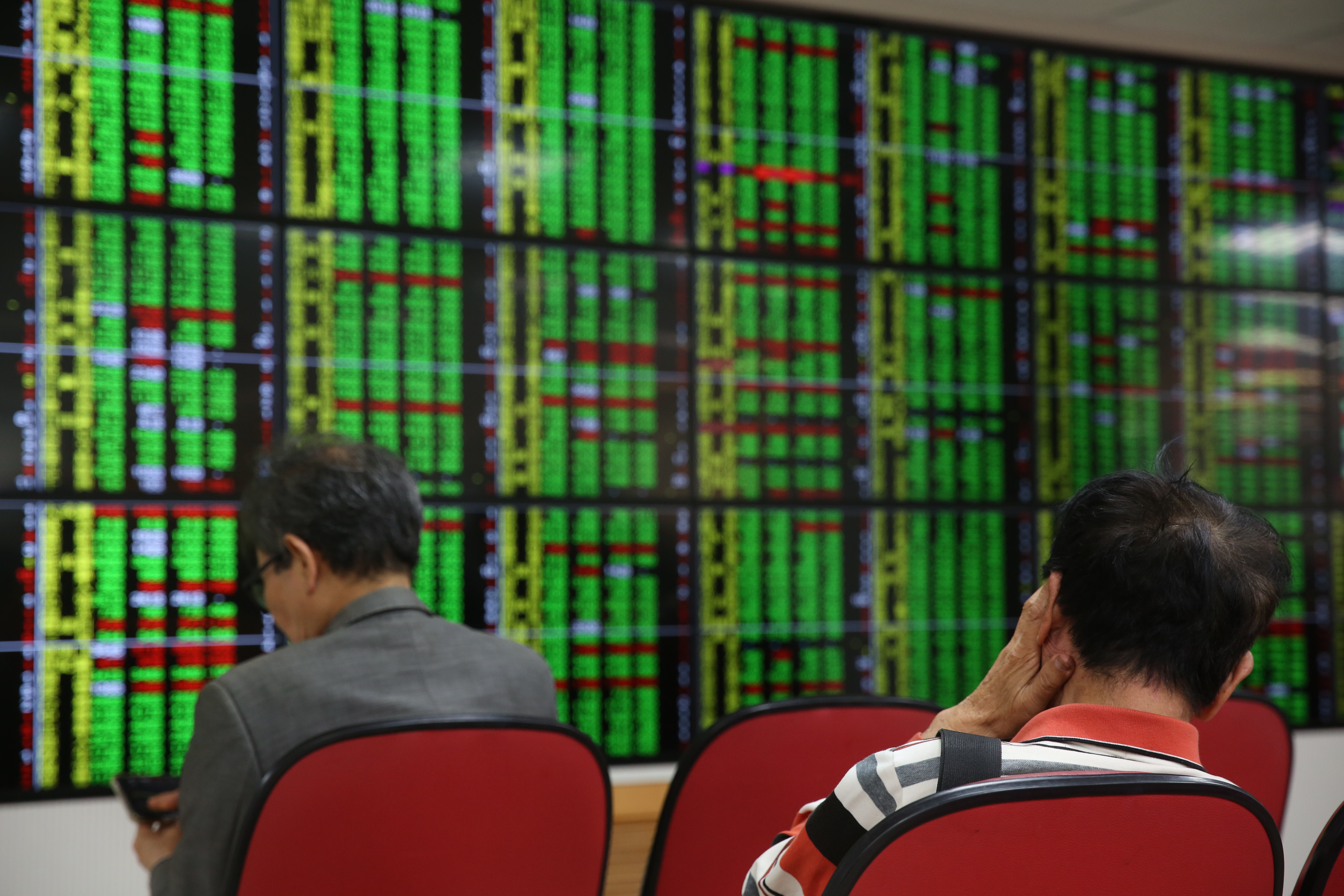 川普突宣布將把2千億美元中國商品關稅提高到25％，台股受此衝擊重挫199點。