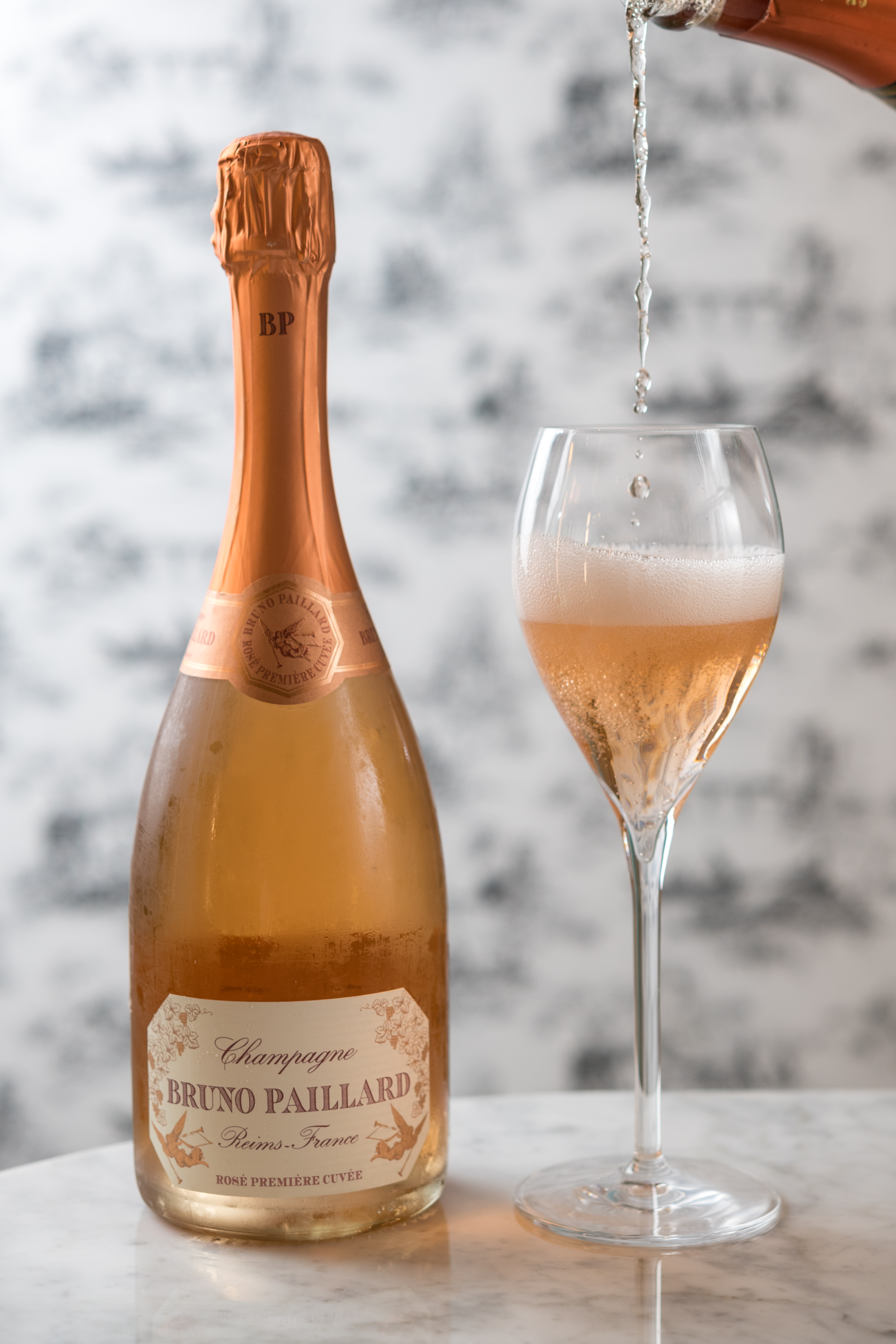 香檳「Bruno Paillard, Rosé Premiére Cuvée」氣泡精巧，有紅肉水果香氣，還伴隨有淡淡檸檬香氣。
