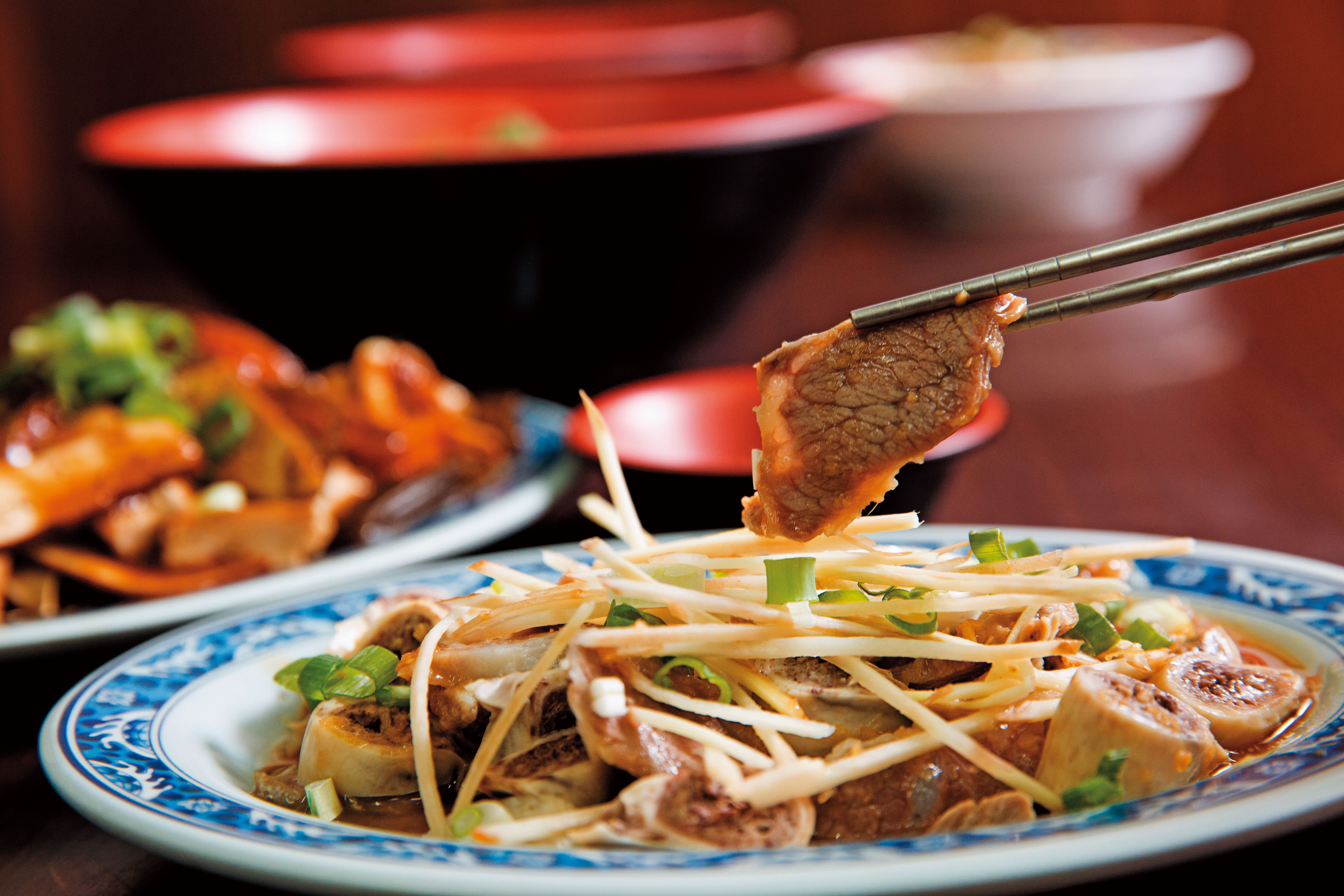 除麵食外，八八麵館也提供嘴邊肉等黑白切。（30元／份）