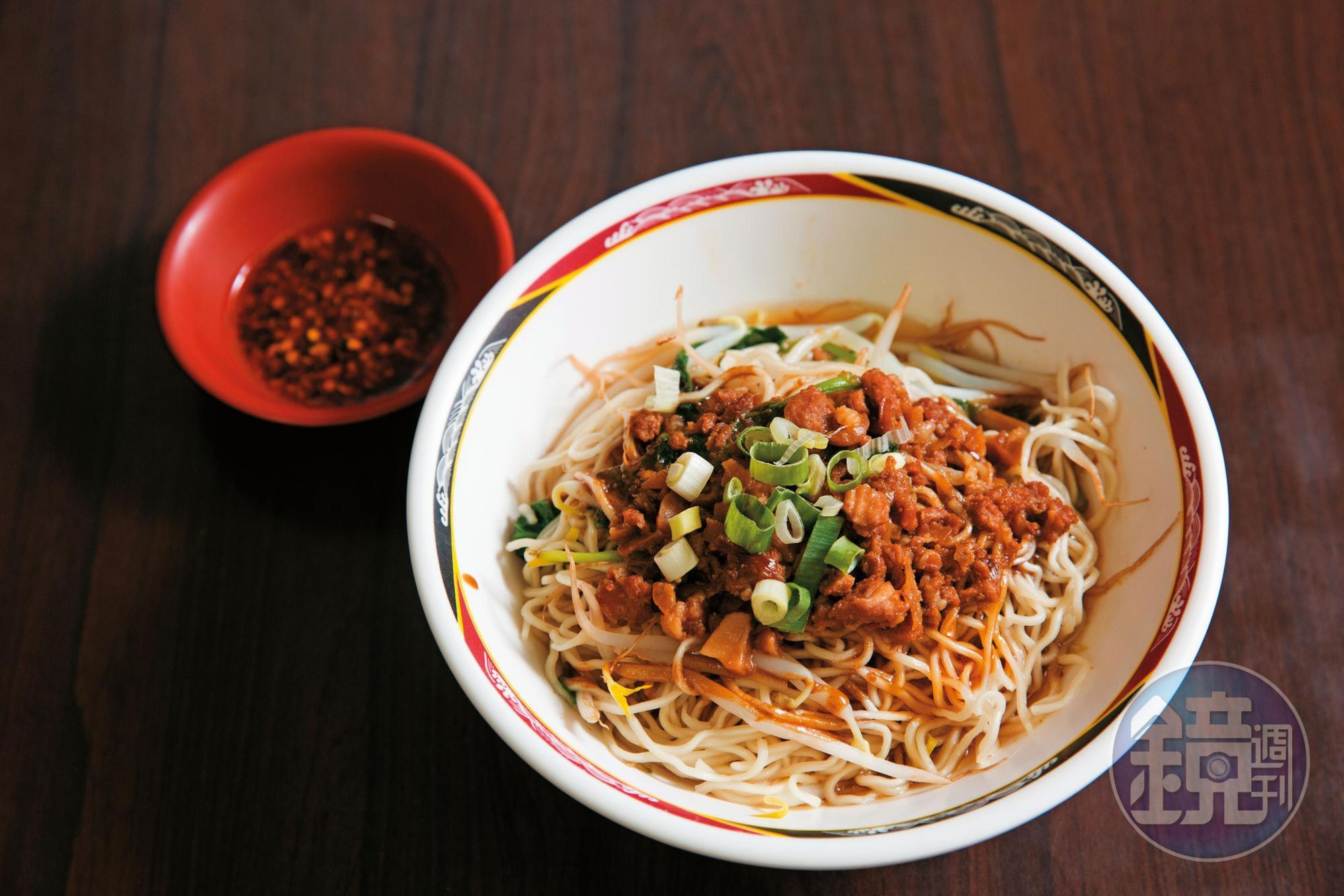 陽春乾麵上的肉燥都由孔豐吉親自熬煮。（30元／小份）