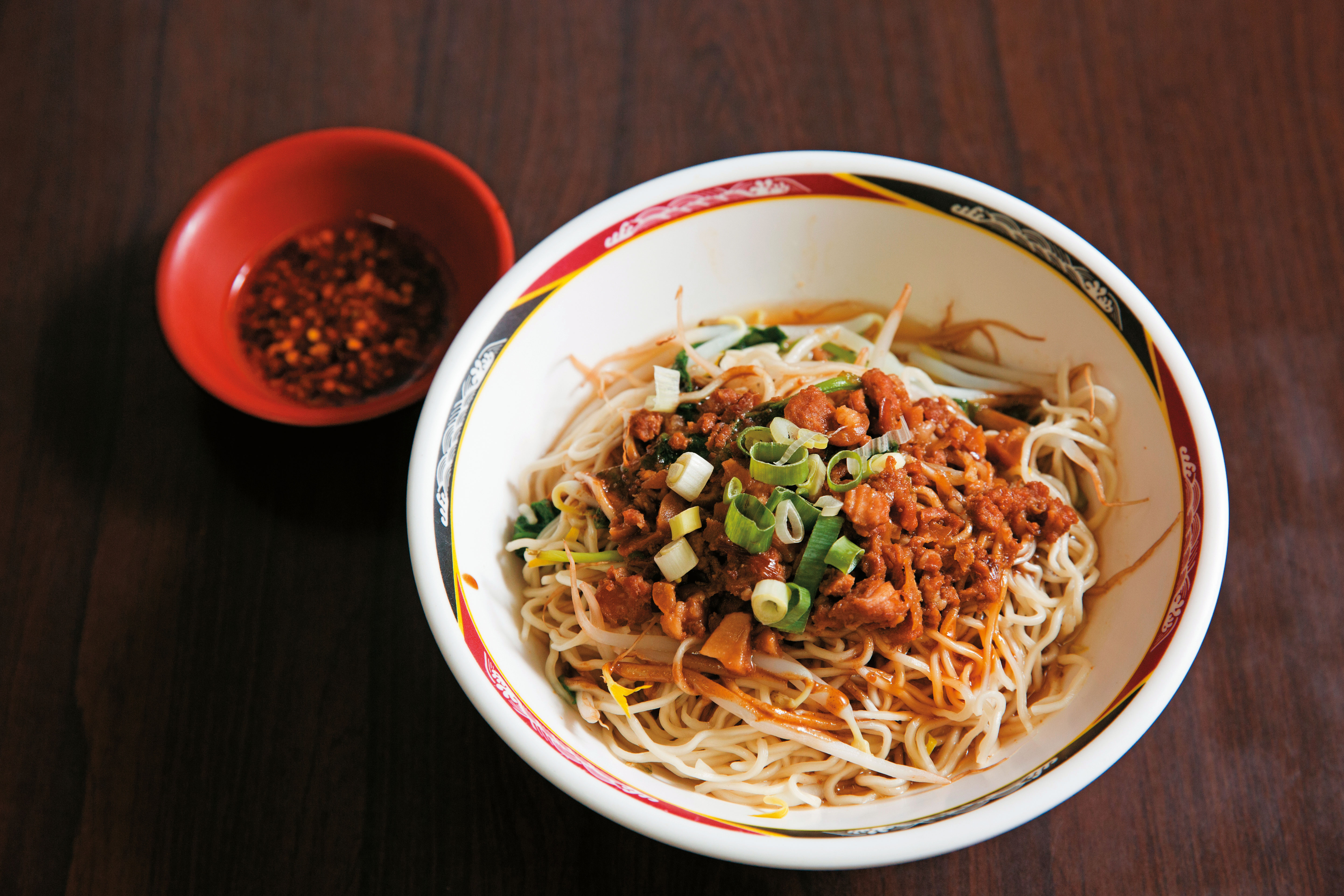 陽春乾麵上的肉燥都由孔豐吉親自熬煮。（30元／小份）